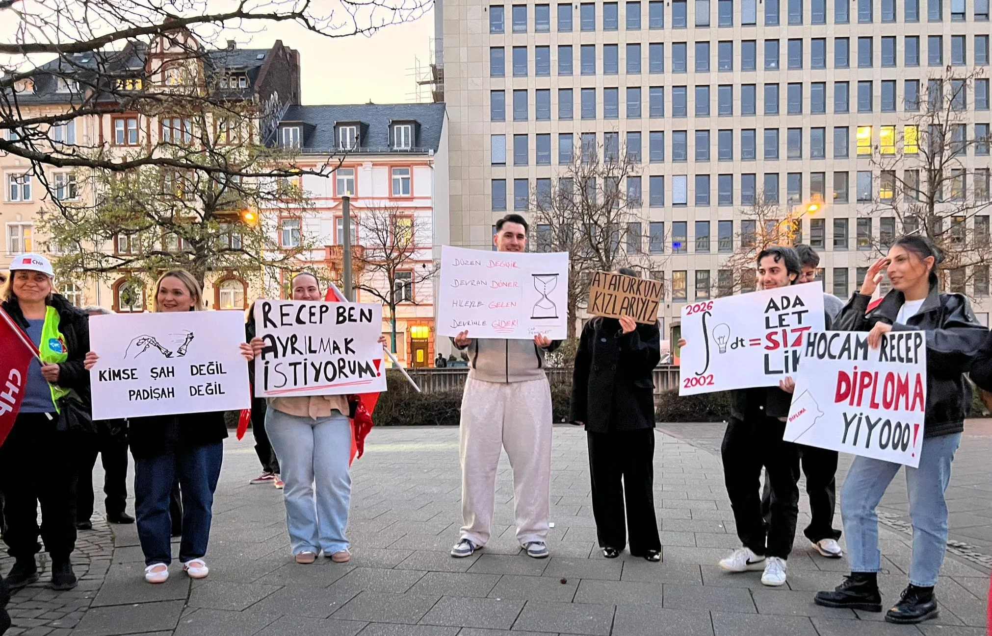İmamoğlu ve arkadaşları için Frankfurt’ta destek eylemi