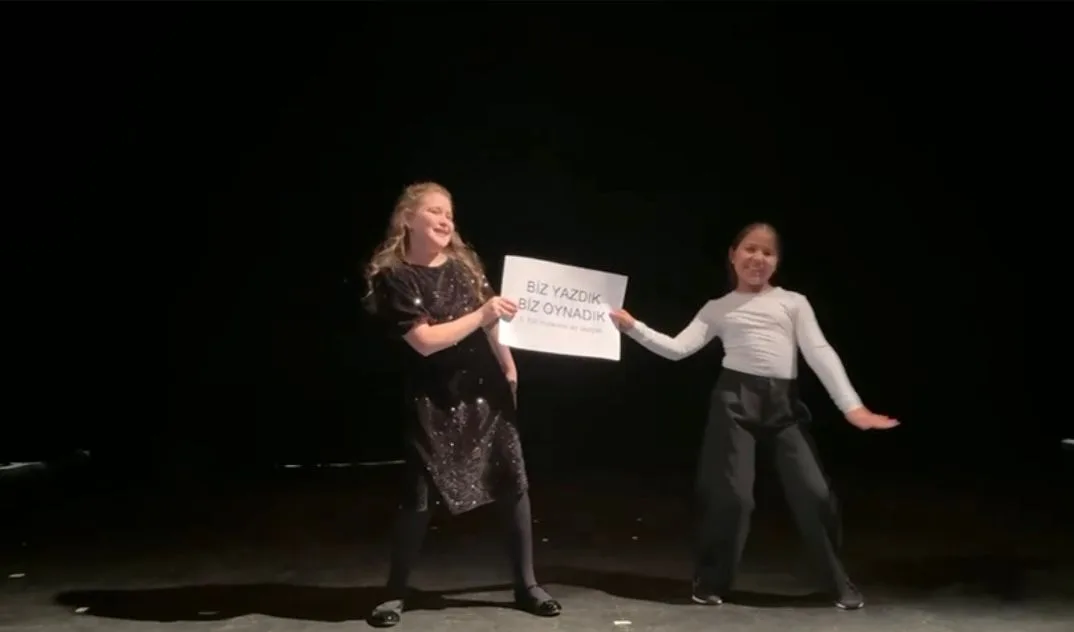 Brüksel’de Türkçe kahkaha yankılandı