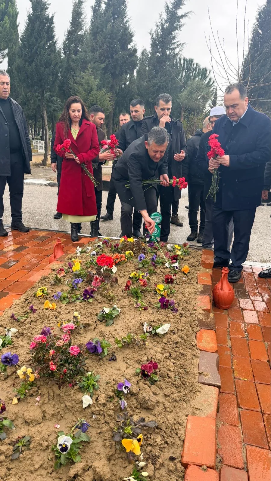 Özgür Özel’den, Hünkar Gültekin’in kabrine ziyaret