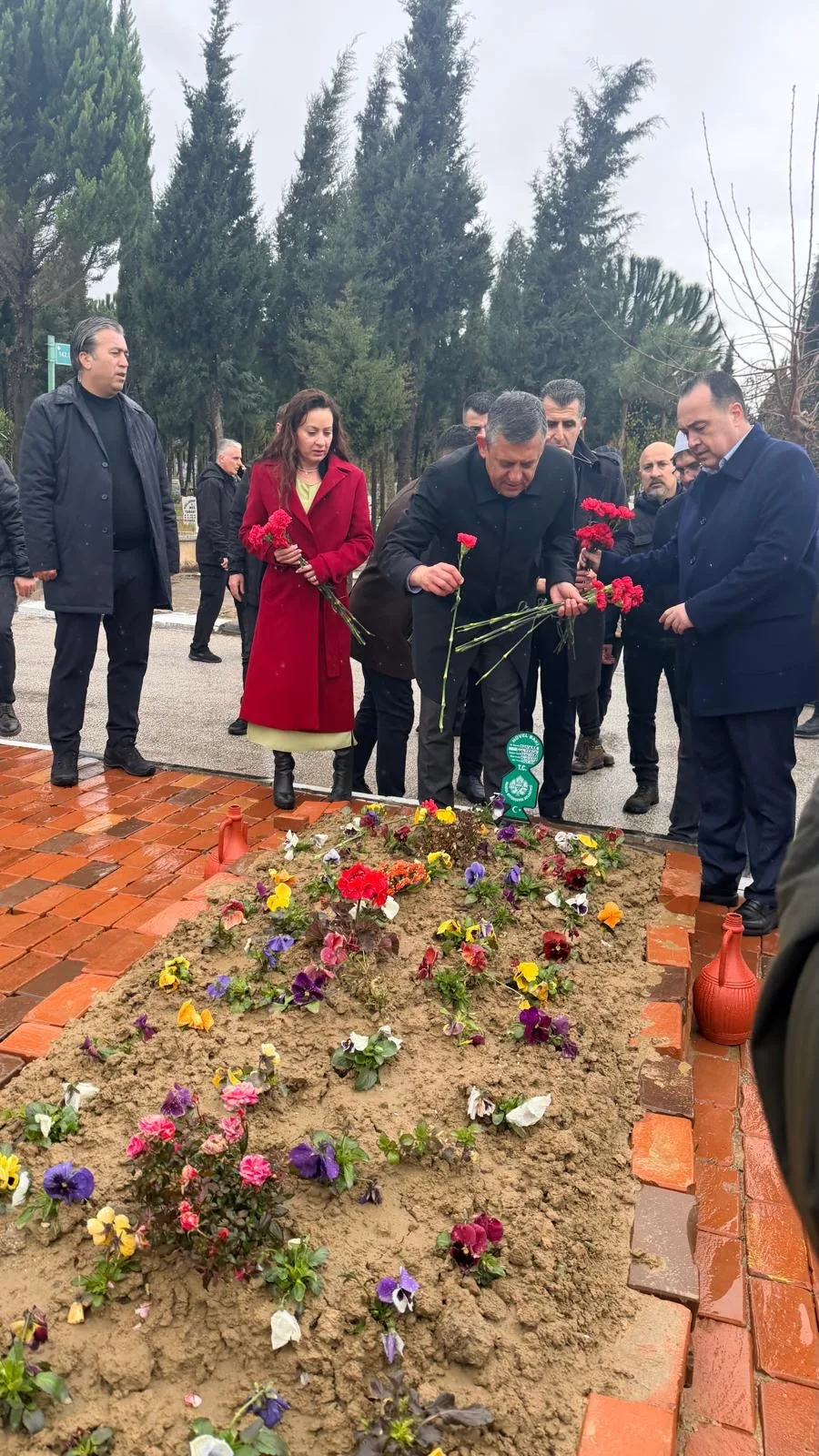 Özgür Özel’den, Hünkar Gültekin’in kabrine ziyaret