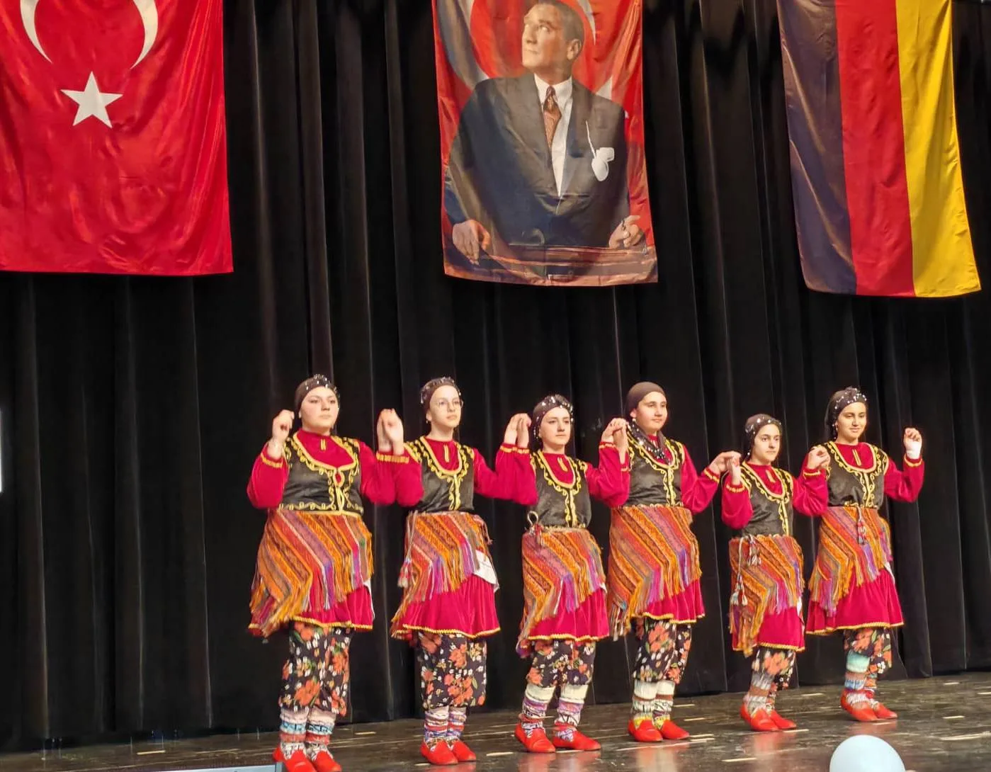 Gurbetçi Çocuklar 23 Nisan’ı Fürth’te Renkli Gösterilerle Kutladı