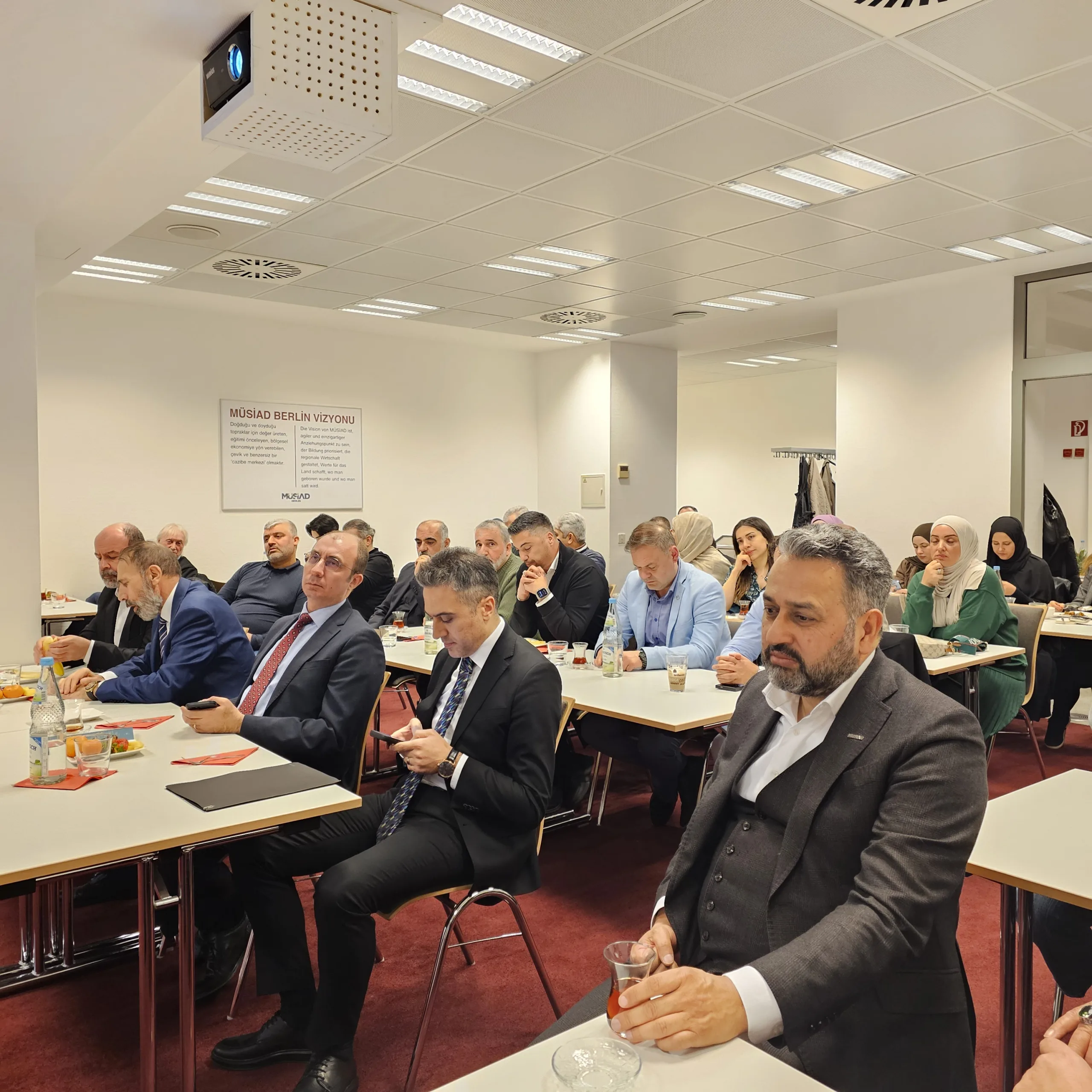 Berlin’de “Rehber Ebeveynlik” Konferansına Yoğun İlgi