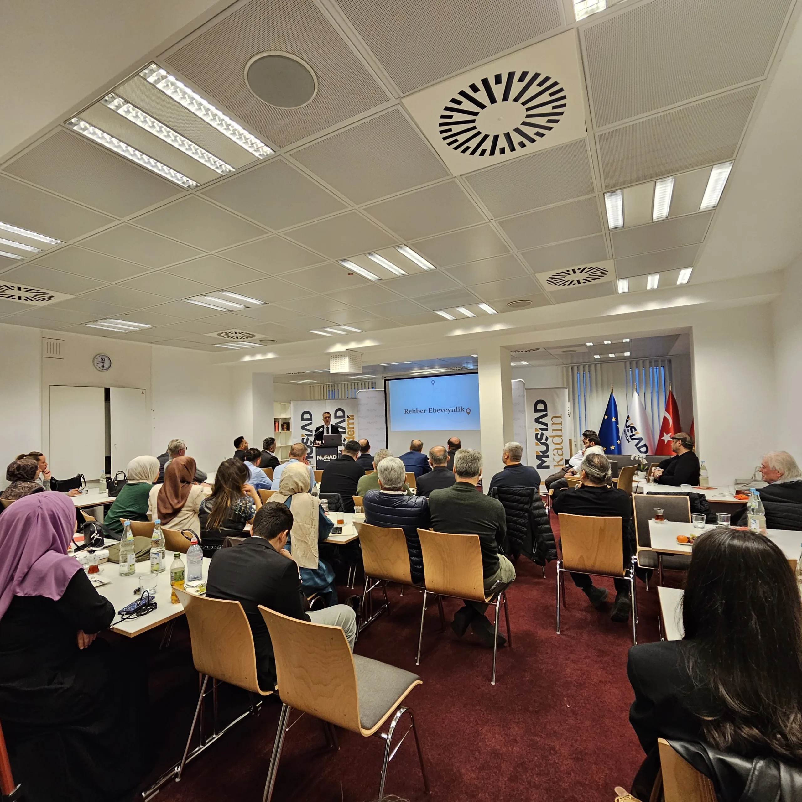 Berlin’de “Rehber Ebeveynlik” Konferansına Yoğun İlgi