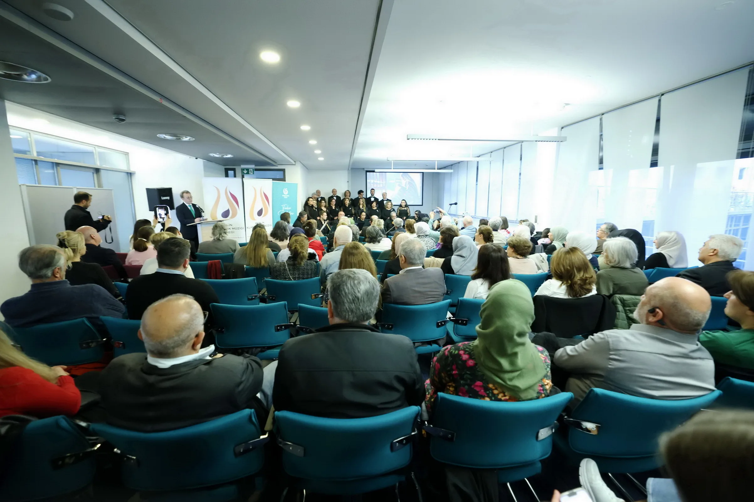 Berlin’de “Şarkılar ve Hikayeleri” Konseri Büyüledi
