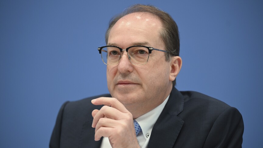 Dobrindt, Alman istihbarat servislerinin yeniden yapılandırılacağını duyurdu