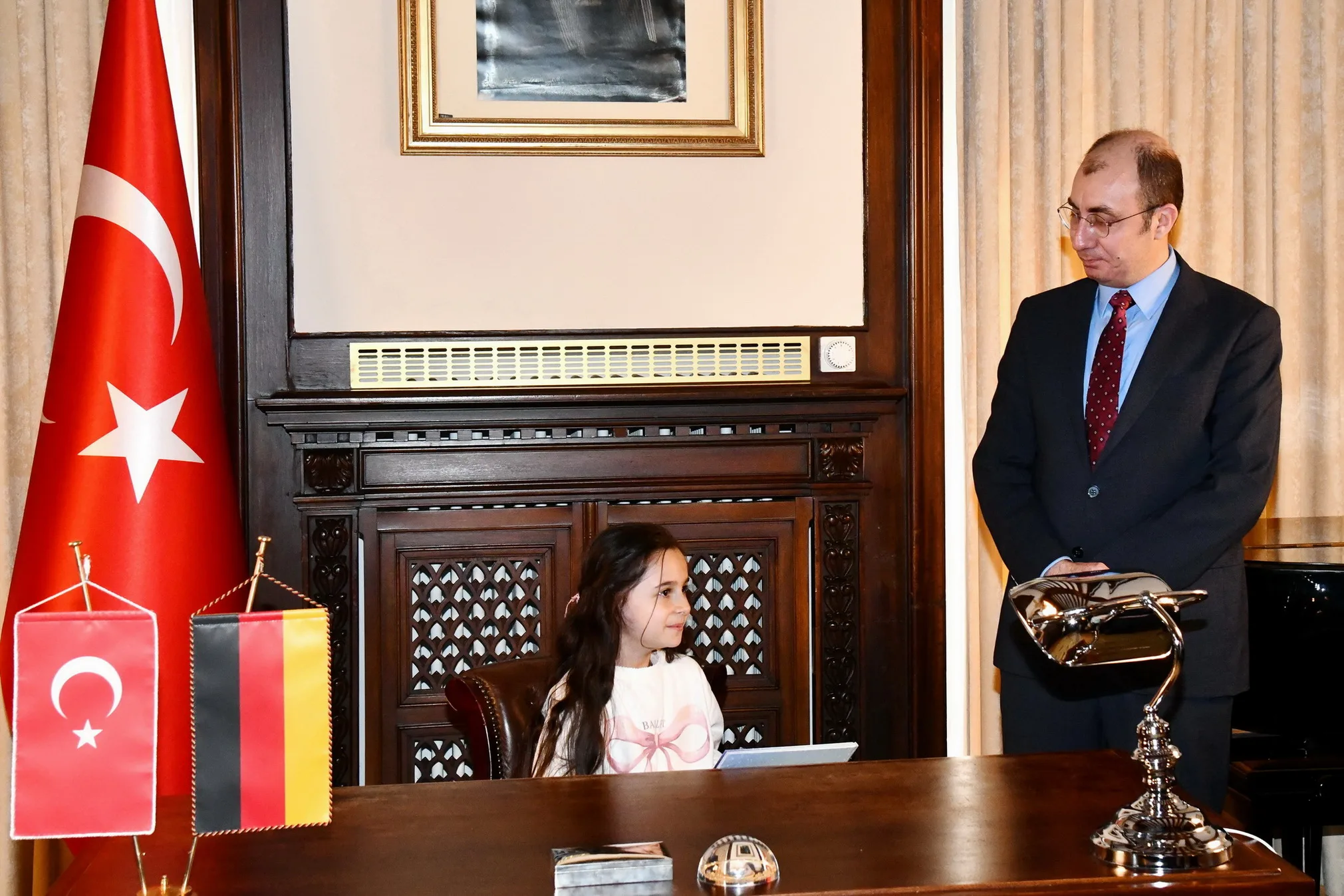 Berlin’de 23 Nisan Gururu: “Geleceğin Elçileri Makam Koltuklarını Devraldı”
