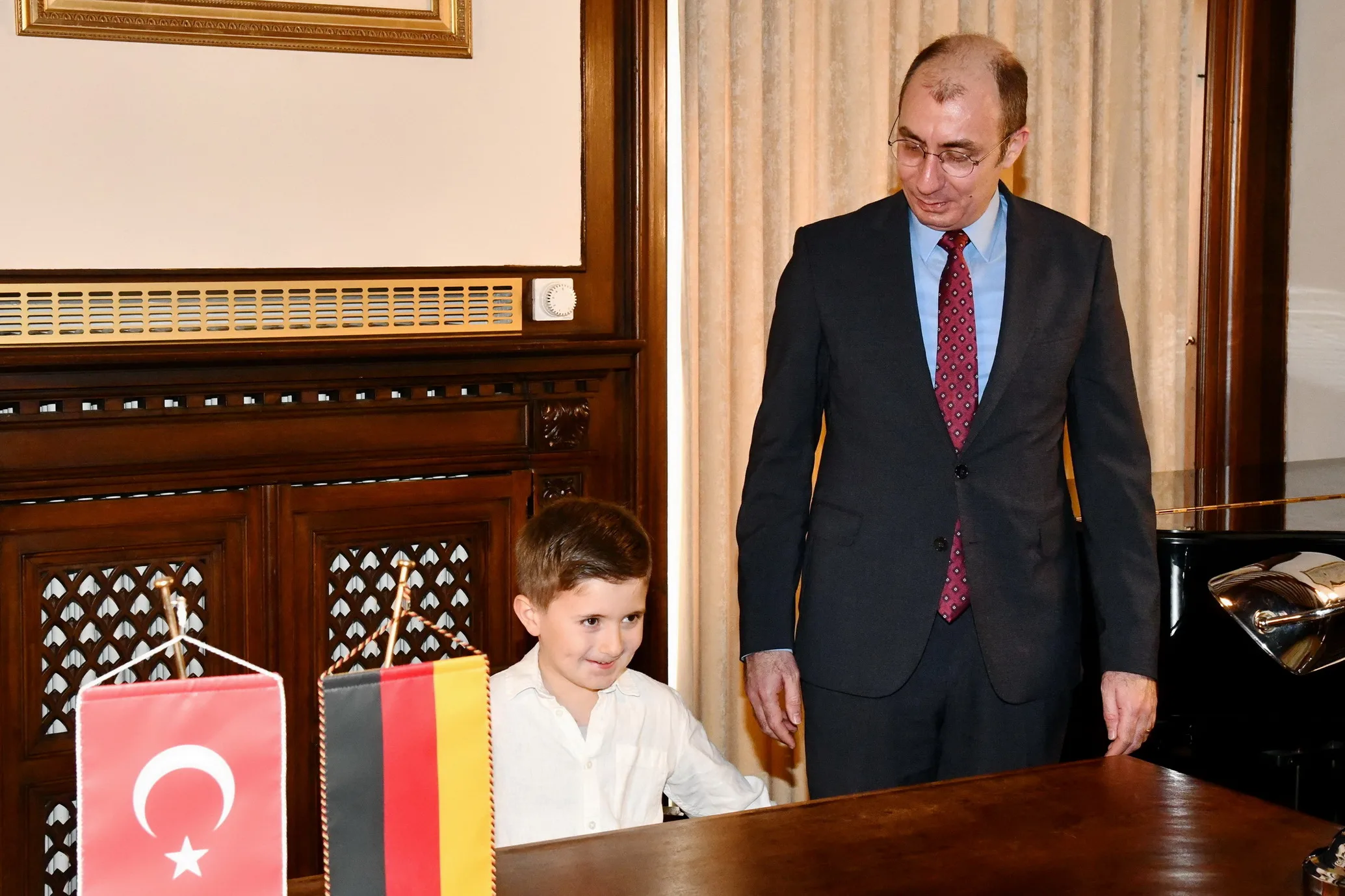 Berlin’de 23 Nisan Gururu: “Geleceğin Elçileri Makam Koltuklarını Devraldı”