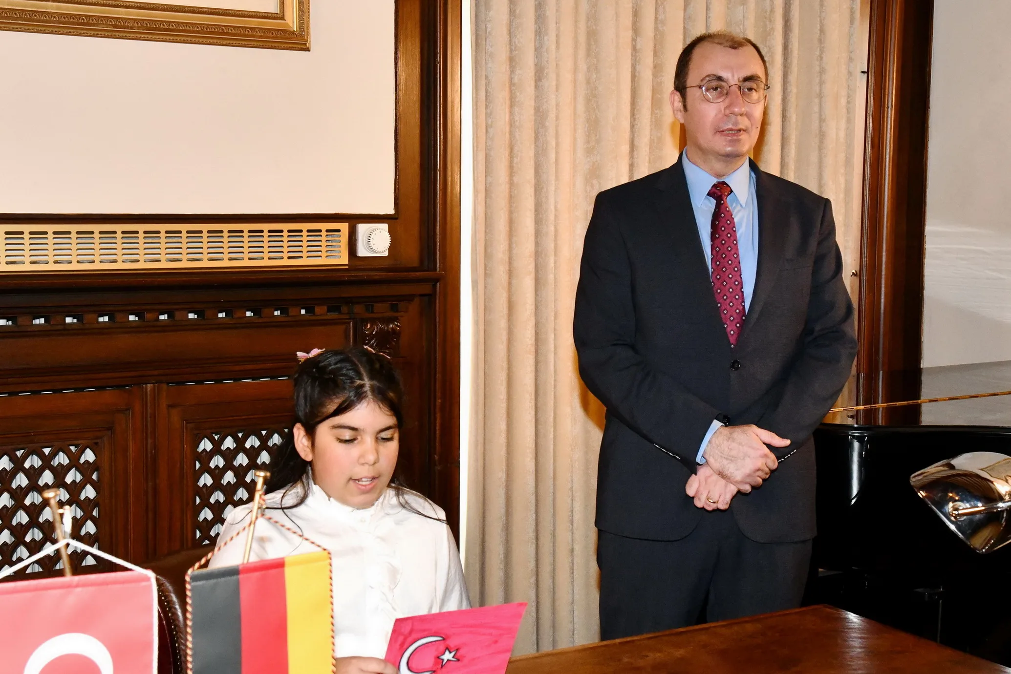 Berlin’de 23 Nisan Gururu: “Geleceğin Elçileri Makam Koltuklarını Devraldı”