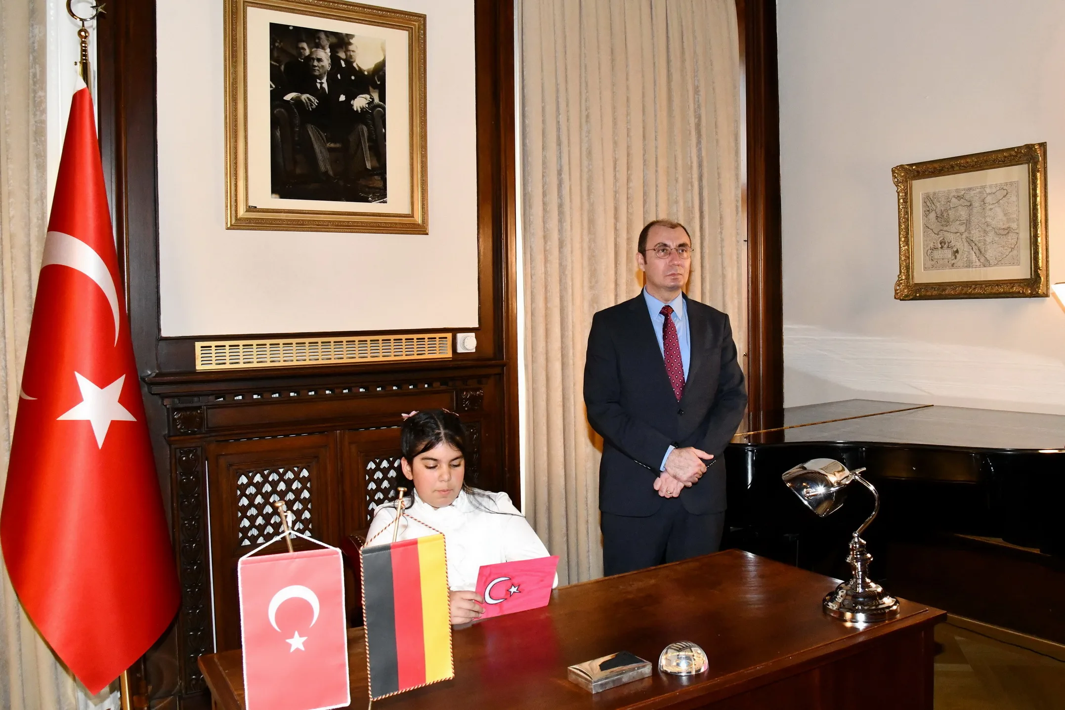 Berlin’de 23 Nisan Gururu: “Geleceğin Elçileri Makam Koltuklarını Devraldı”
