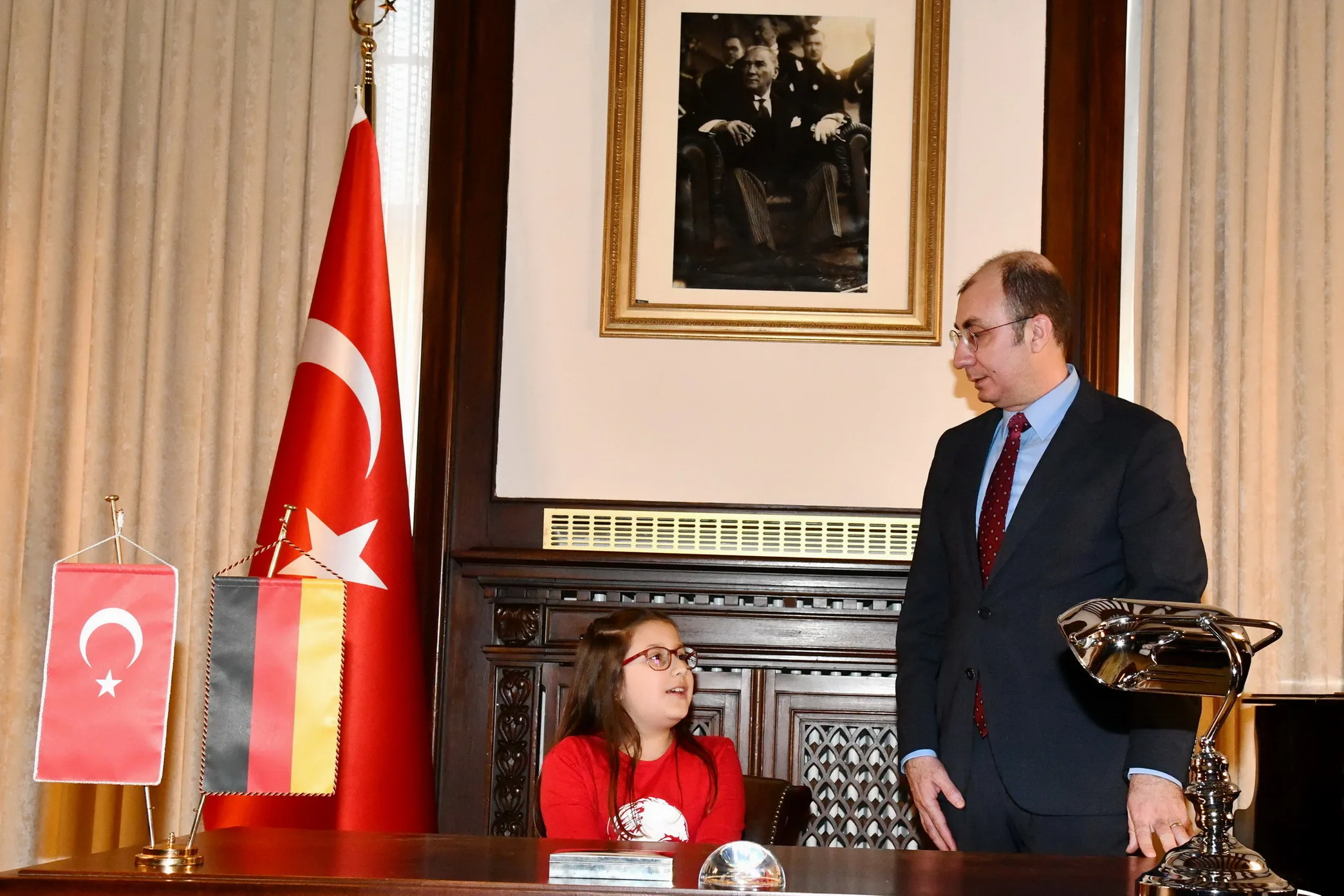 Berlin’de 23 Nisan Gururu: “Geleceğin Elçileri Makam Koltuklarını Devraldı”