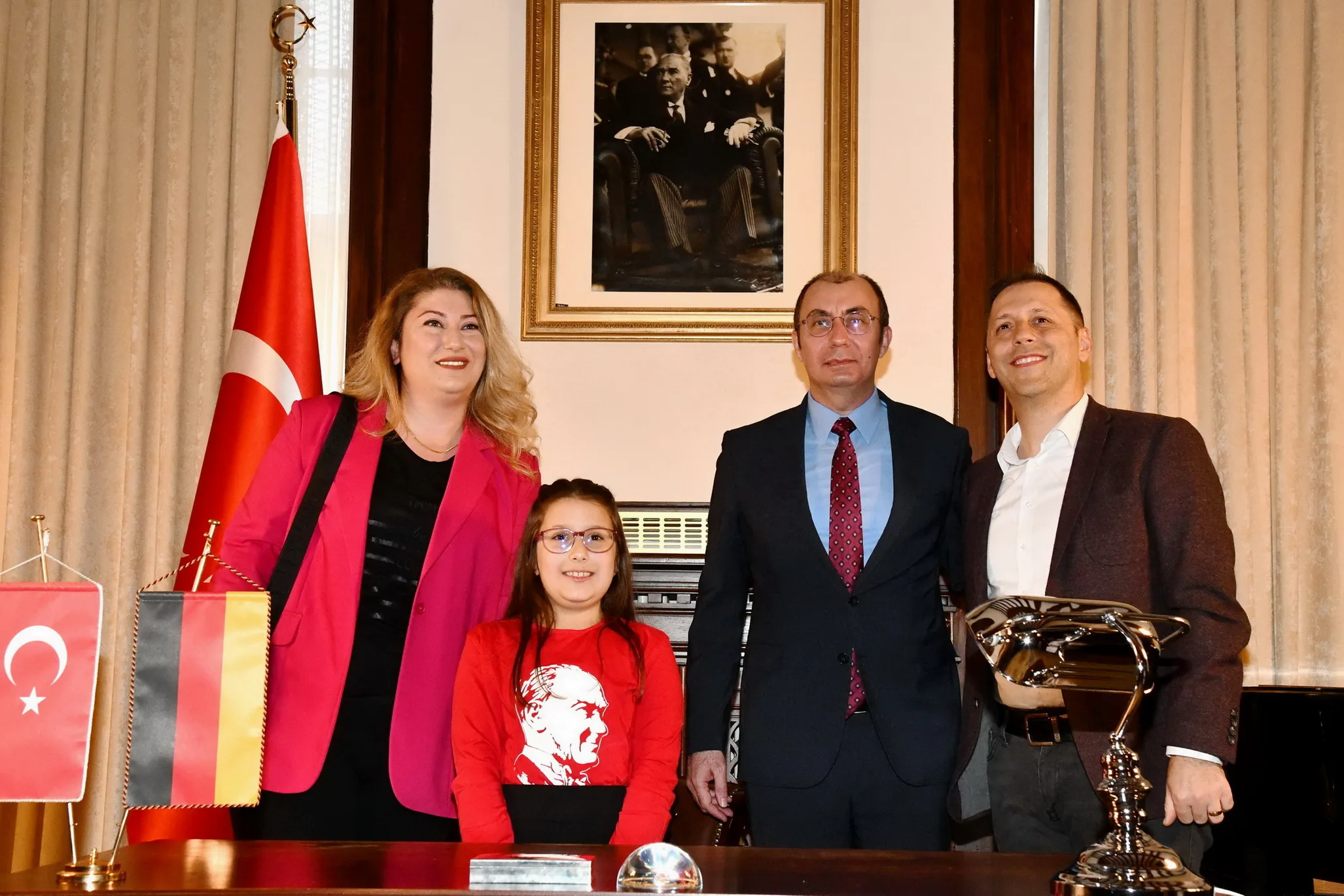 Berlin’de 23 Nisan Gururu: “Geleceğin Elçileri Makam Koltuklarını Devraldı”