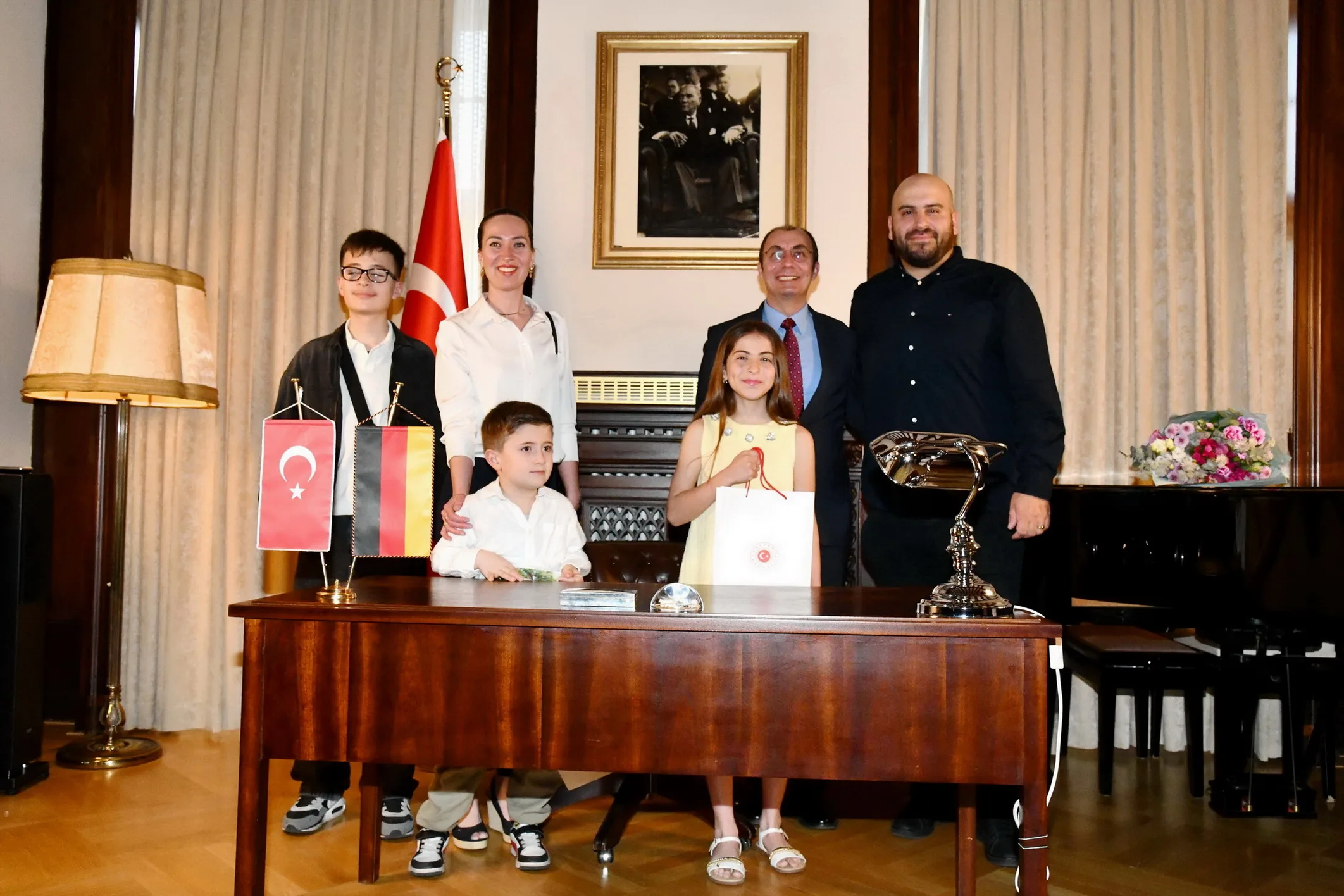 Berlin’de 23 Nisan Gururu: “Geleceğin Elçileri Makam Koltuklarını Devraldı”