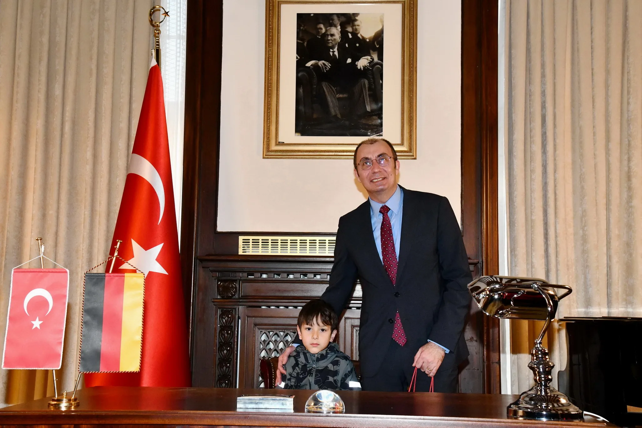 Berlin’de 23 Nisan Gururu: “Geleceğin Elçileri Makam Koltuklarını Devraldı”