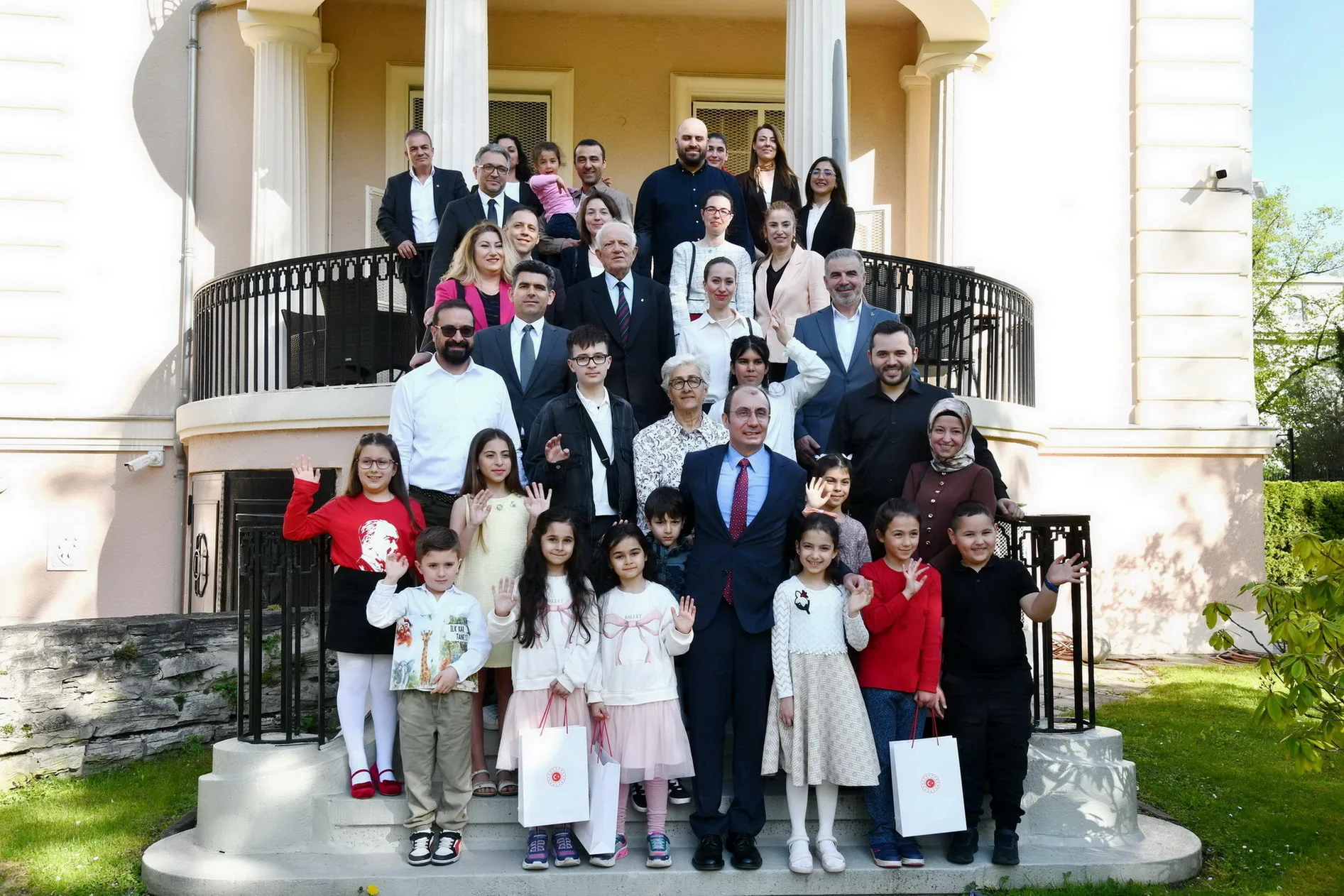 Berlin’de 23 Nisan Gururu: “Geleceğin Elçileri Makam Koltuklarını Devraldı”