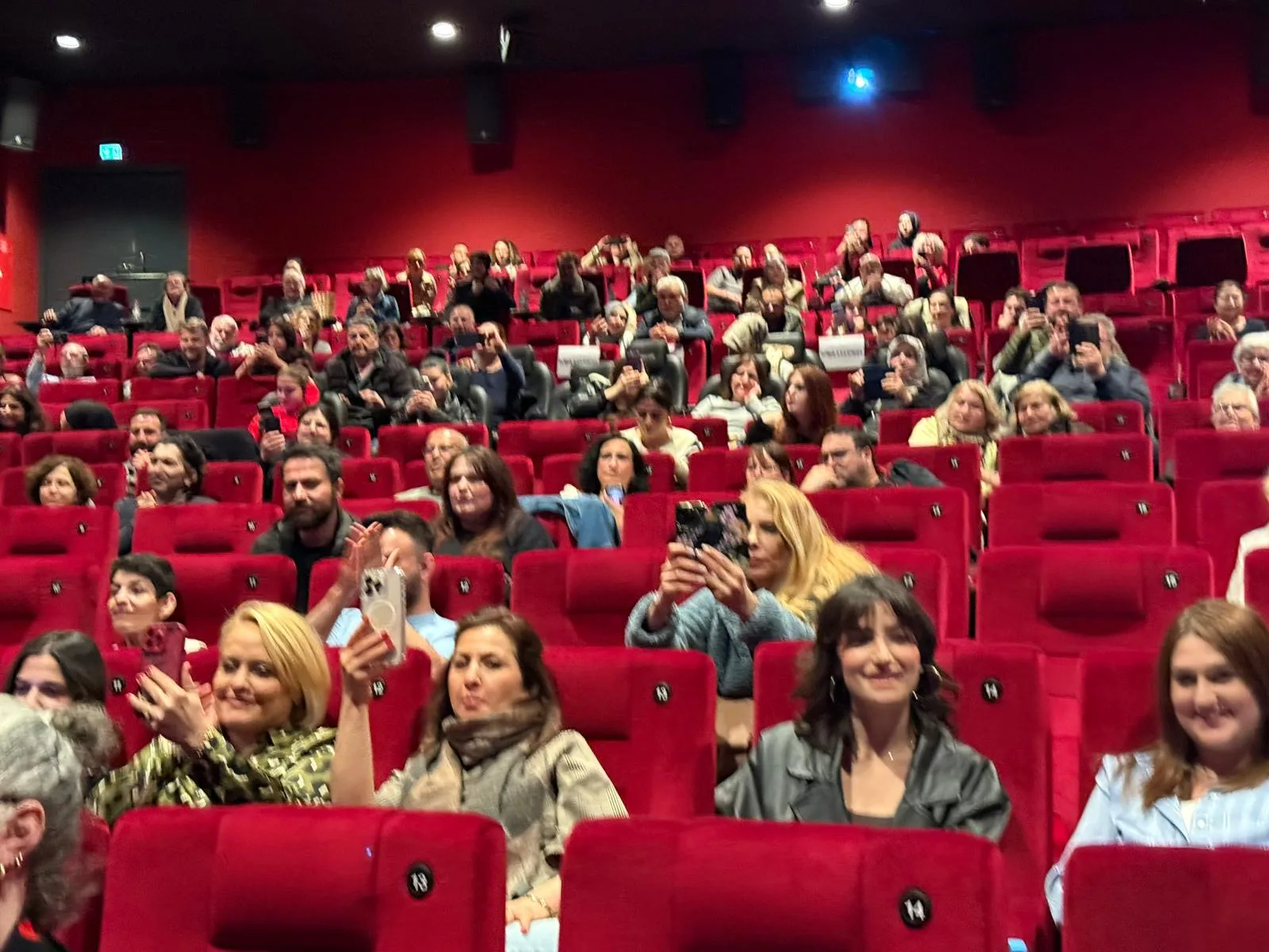 “Başıbozuklar” Berlin’de Gala Yaptı: Kahkaha Dolu Geceye Yoğun İlgi