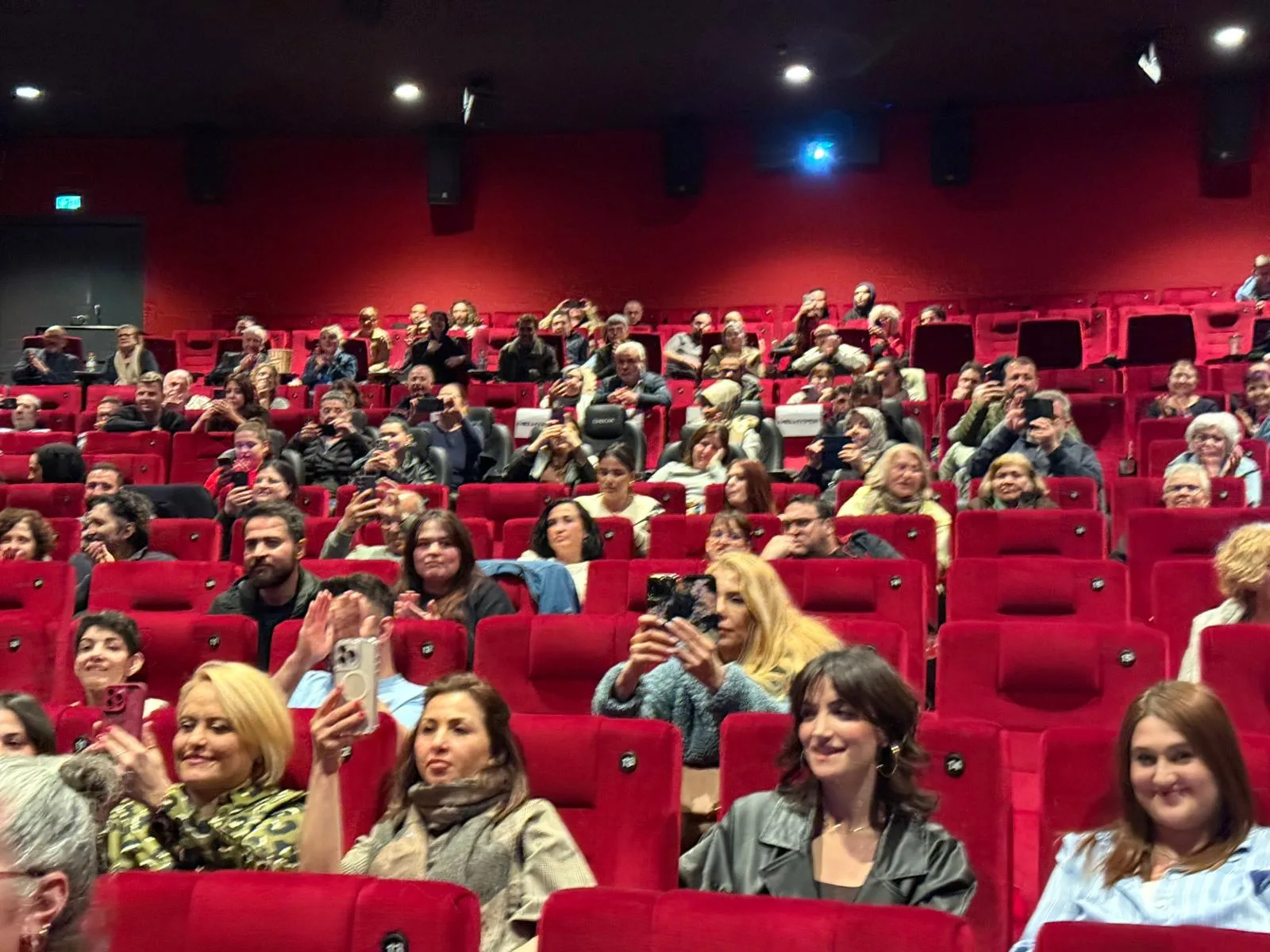 “Başıbozuklar” Berlin’de Gala Yaptı: Kahkaha Dolu Geceye Yoğun İlgi