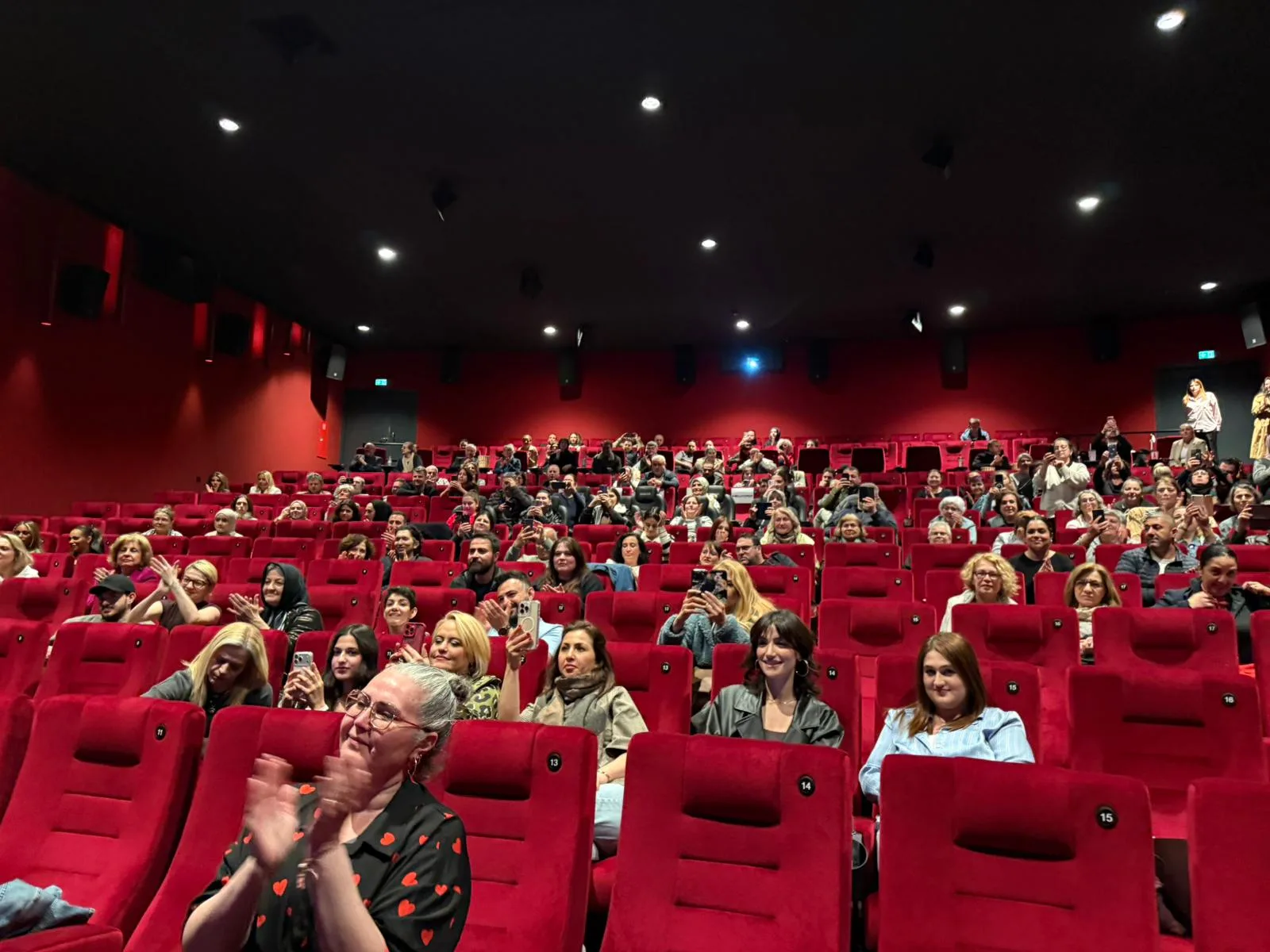 “Başıbozuklar” Berlin’de Gala Yaptı: Kahkaha Dolu Geceye Yoğun İlgi