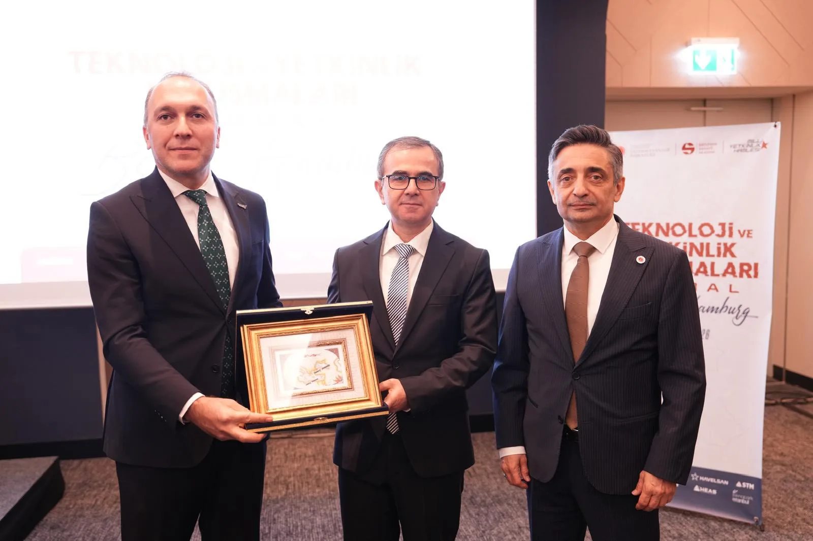 Türk Savunma Devleri Hamburg’da Sahnedeydi