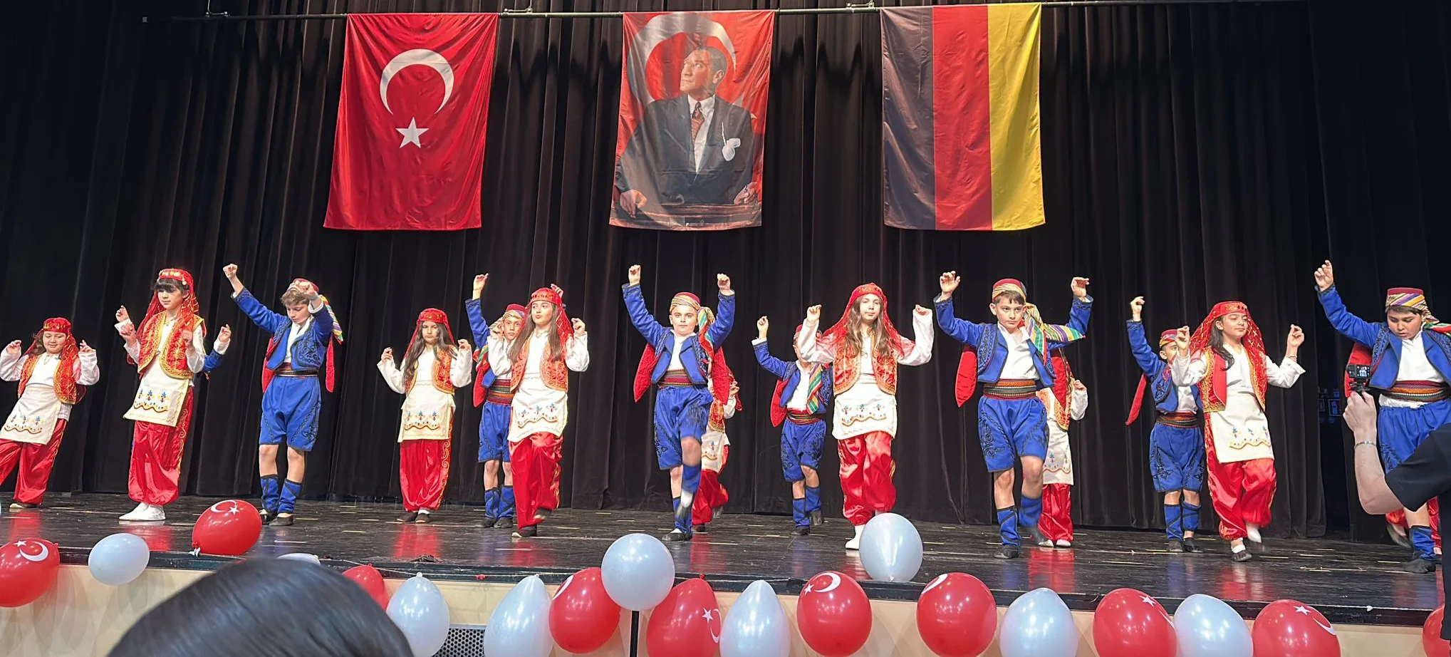 Fürth’te 23 Nisan Coşkusu Stadthalle’yi Doldurdu