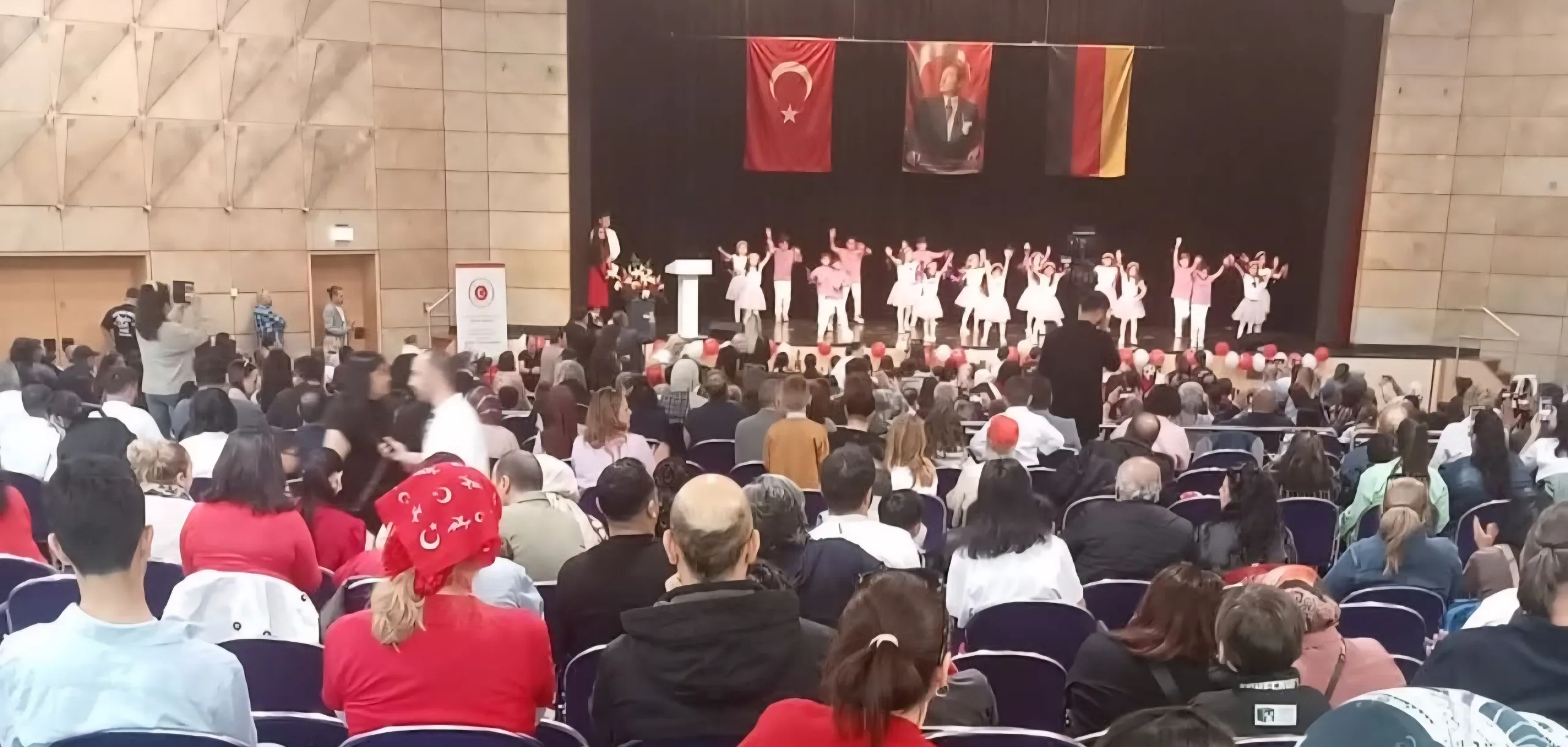 Fürth’te 23 Nisan Coşkusu Stadthalle’yi Doldurdu