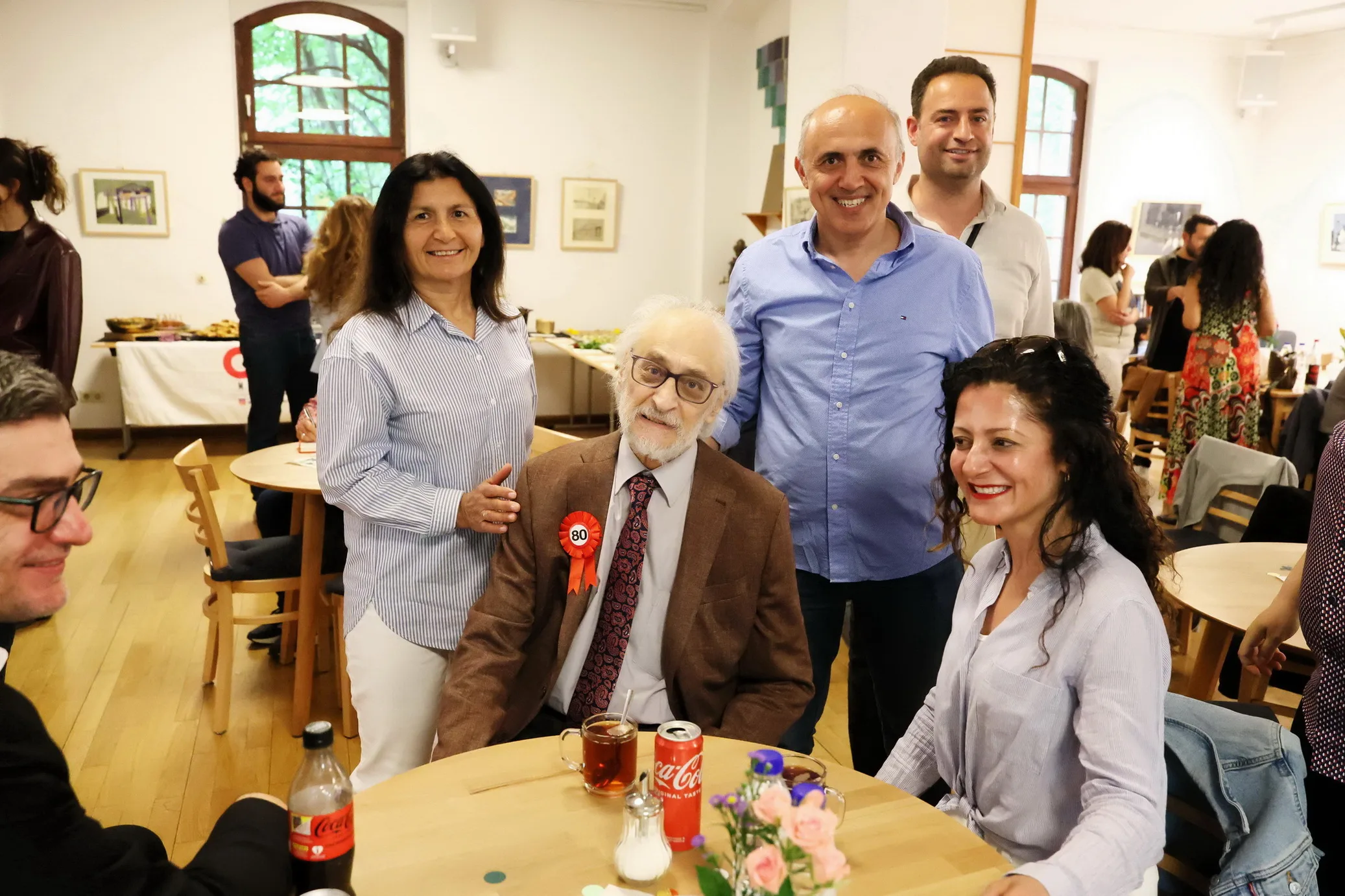 Berlin’de Safter Çınar’a Duygu Dolu 80. Yaş Günü Sürprizi