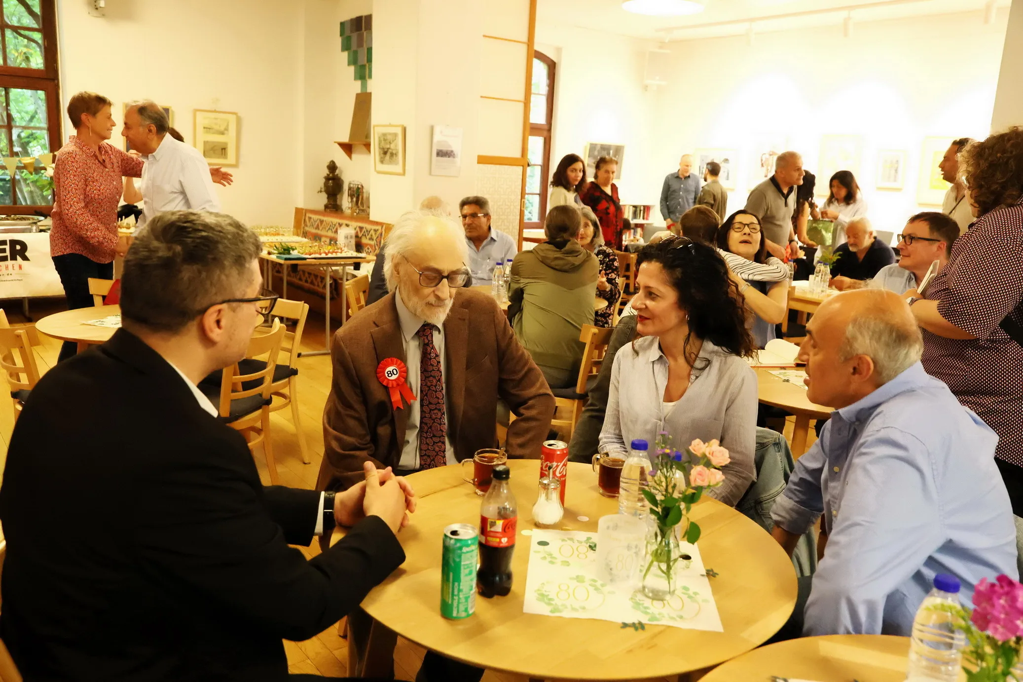 Berlin’de Safter Çınar’a Duygu Dolu 80. Yaş Günü Sürprizi