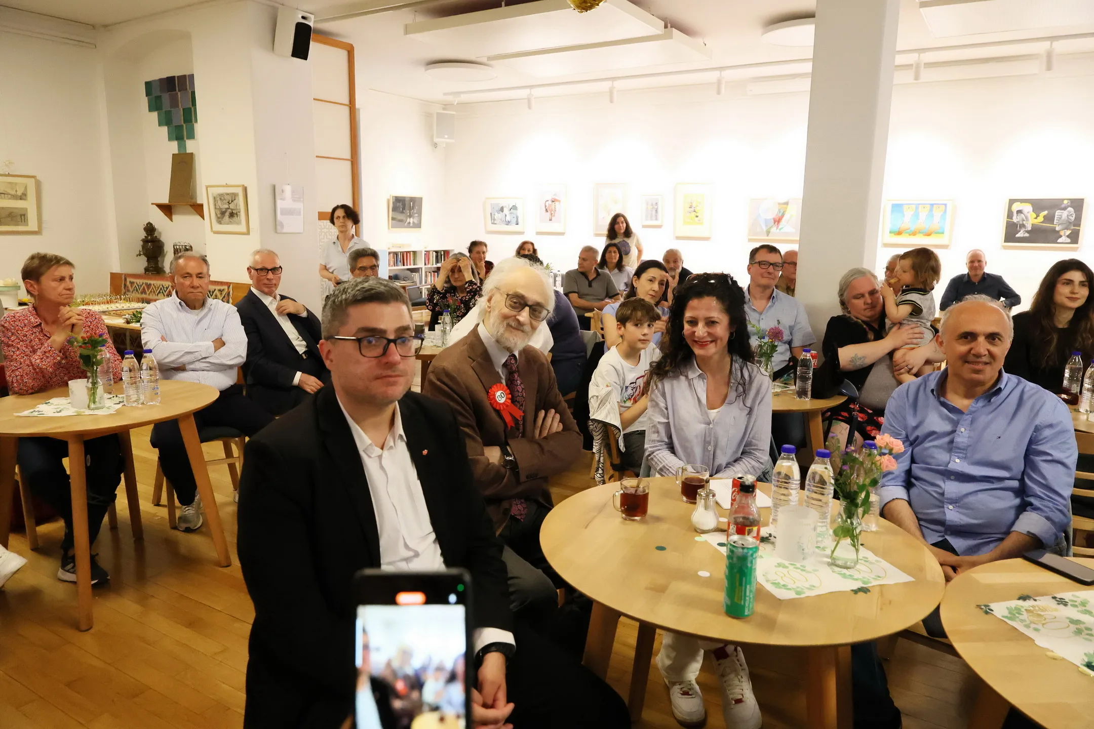 Berlin’de Safter Çınar’a Duygu Dolu 80. Yaş Günü Sürprizi