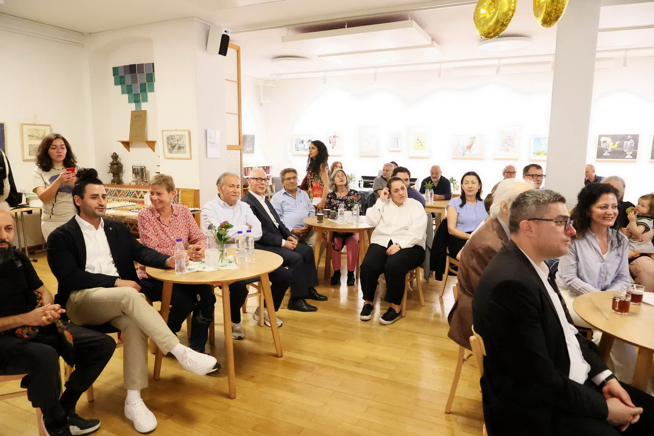 Berlin’de Safter Çınar’a Duygu Dolu 80. Yaş Günü Sürprizi