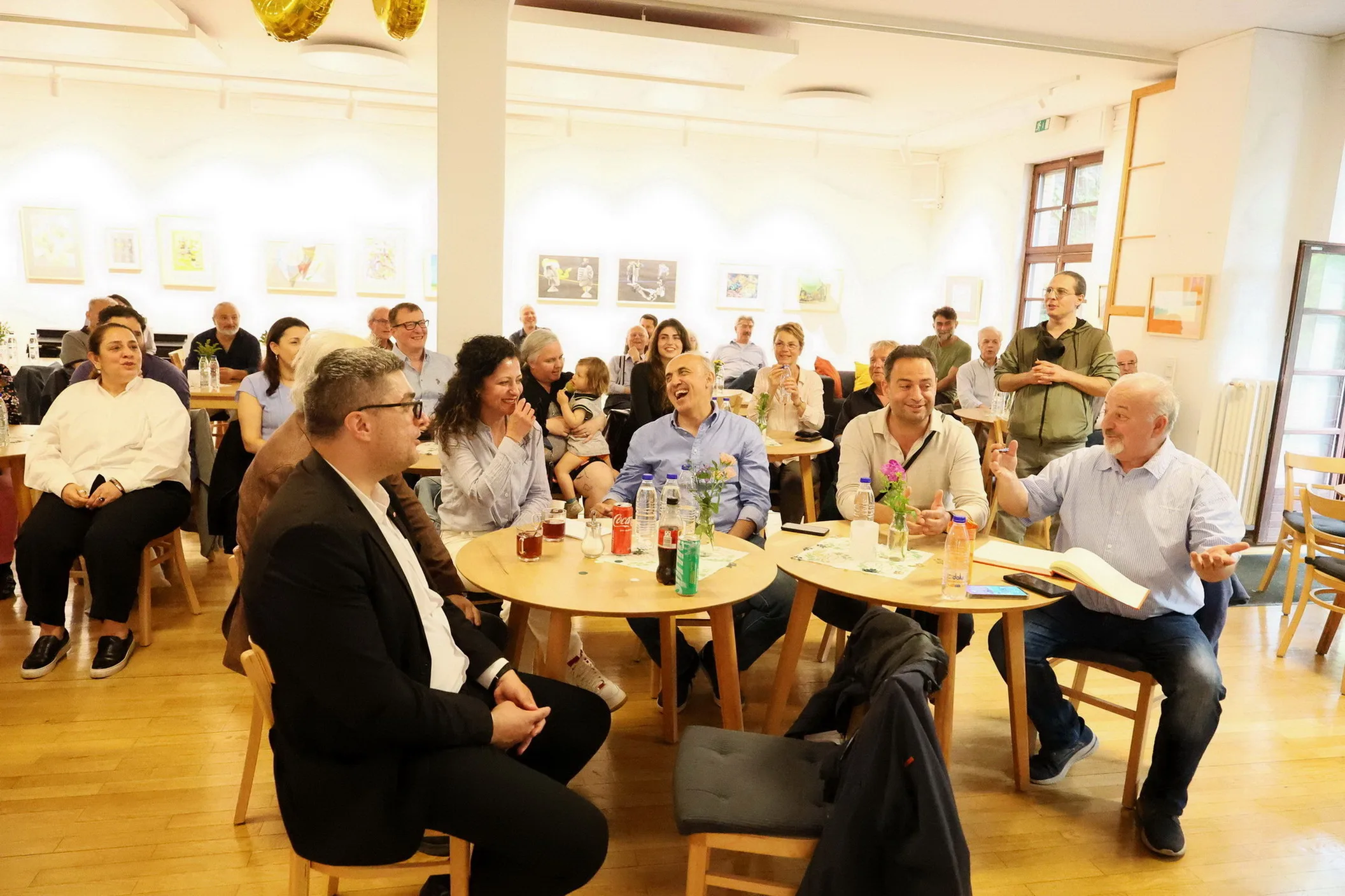 Berlin’de Safter Çınar’a Duygu Dolu 80. Yaş Günü Sürprizi
