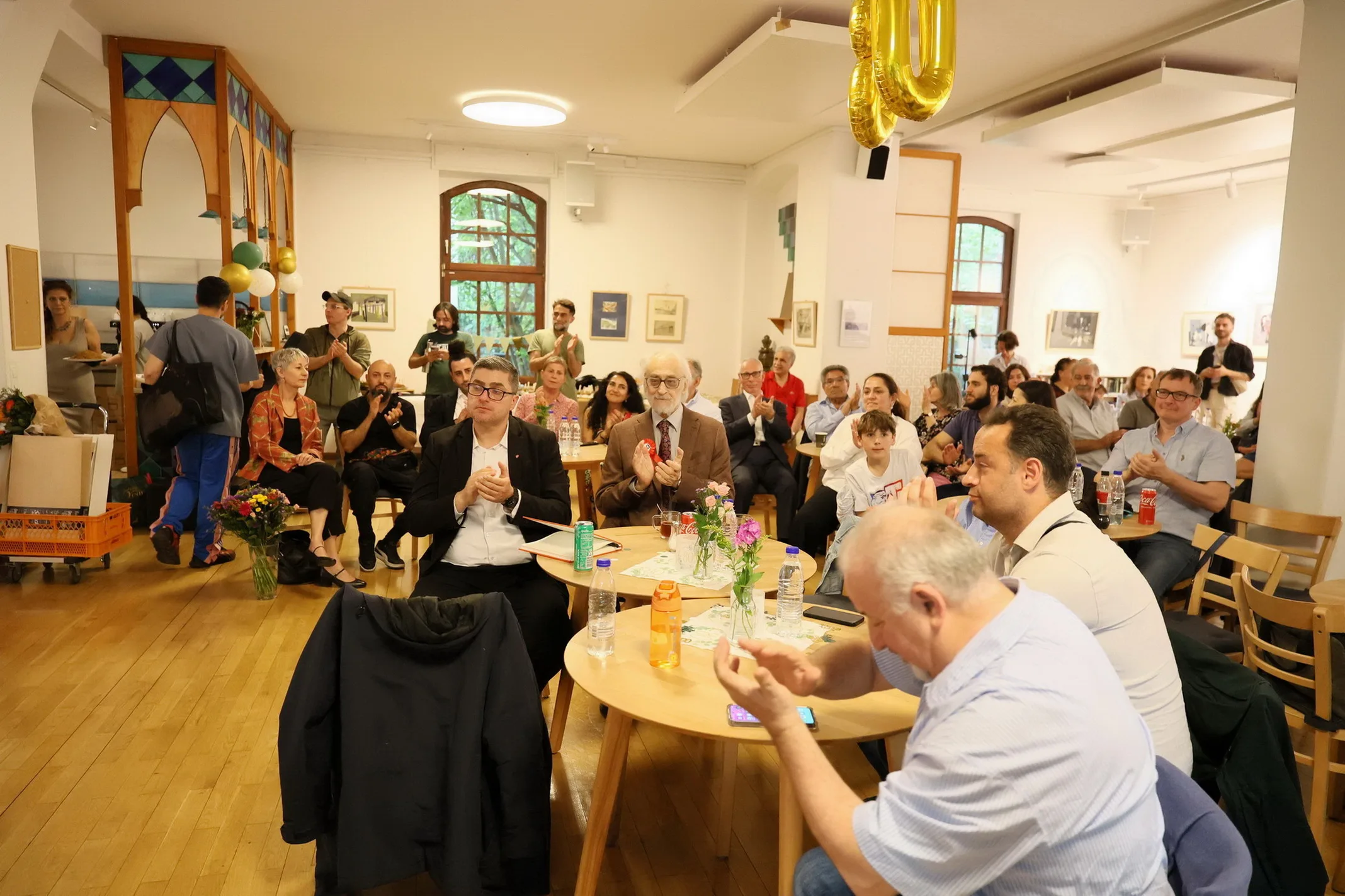 Berlin’de Safter Çınar’a Duygu Dolu 80. Yaş Günü Sürprizi