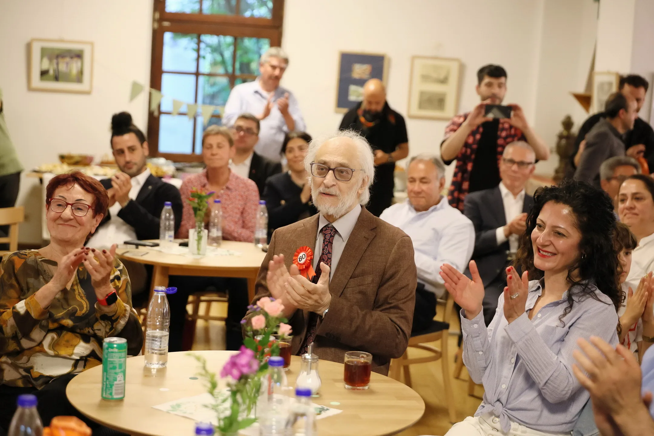 Berlin’de Safter Çınar’a Duygu Dolu 80. Yaş Günü Sürprizi