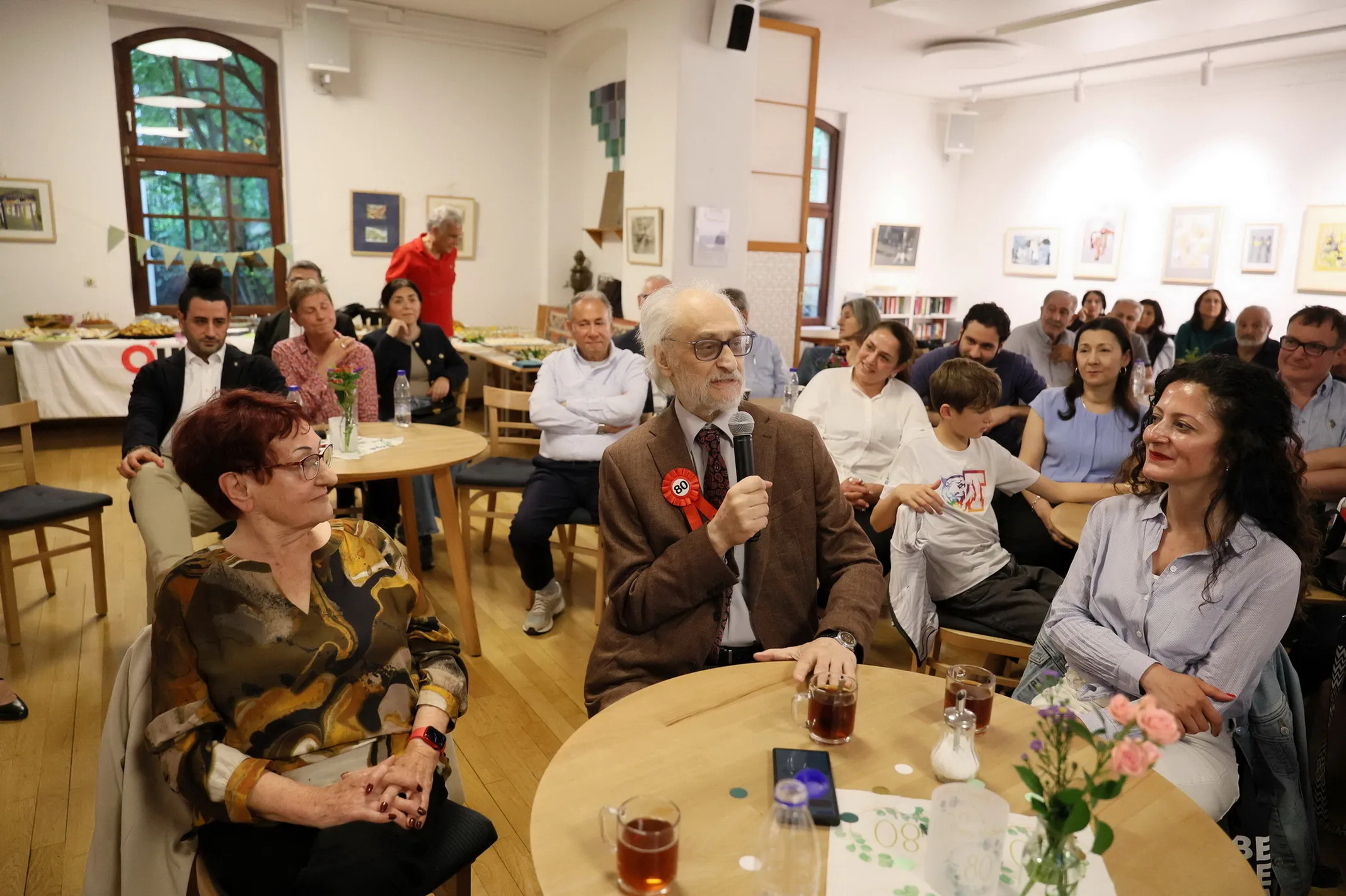 Berlin’de Safter Çınar’a Duygu Dolu 80. Yaş Günü Sürprizi