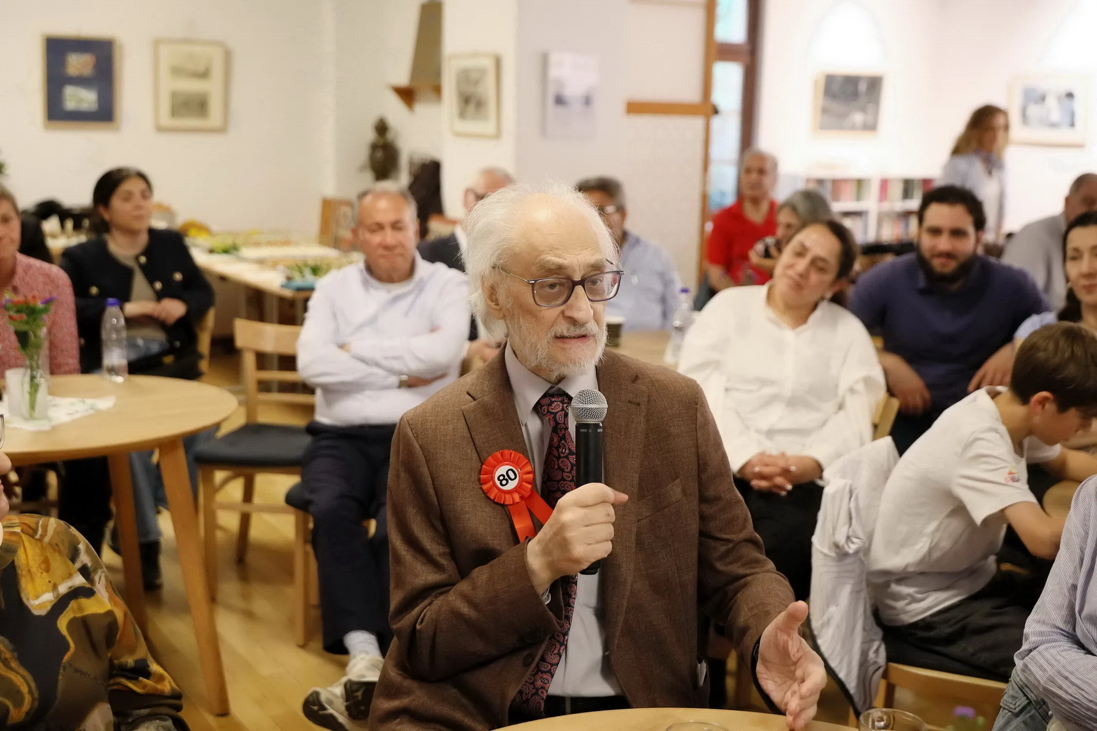 Berlin’de Safter Çınar’a Duygu Dolu 80. Yaş Günü Sürprizi