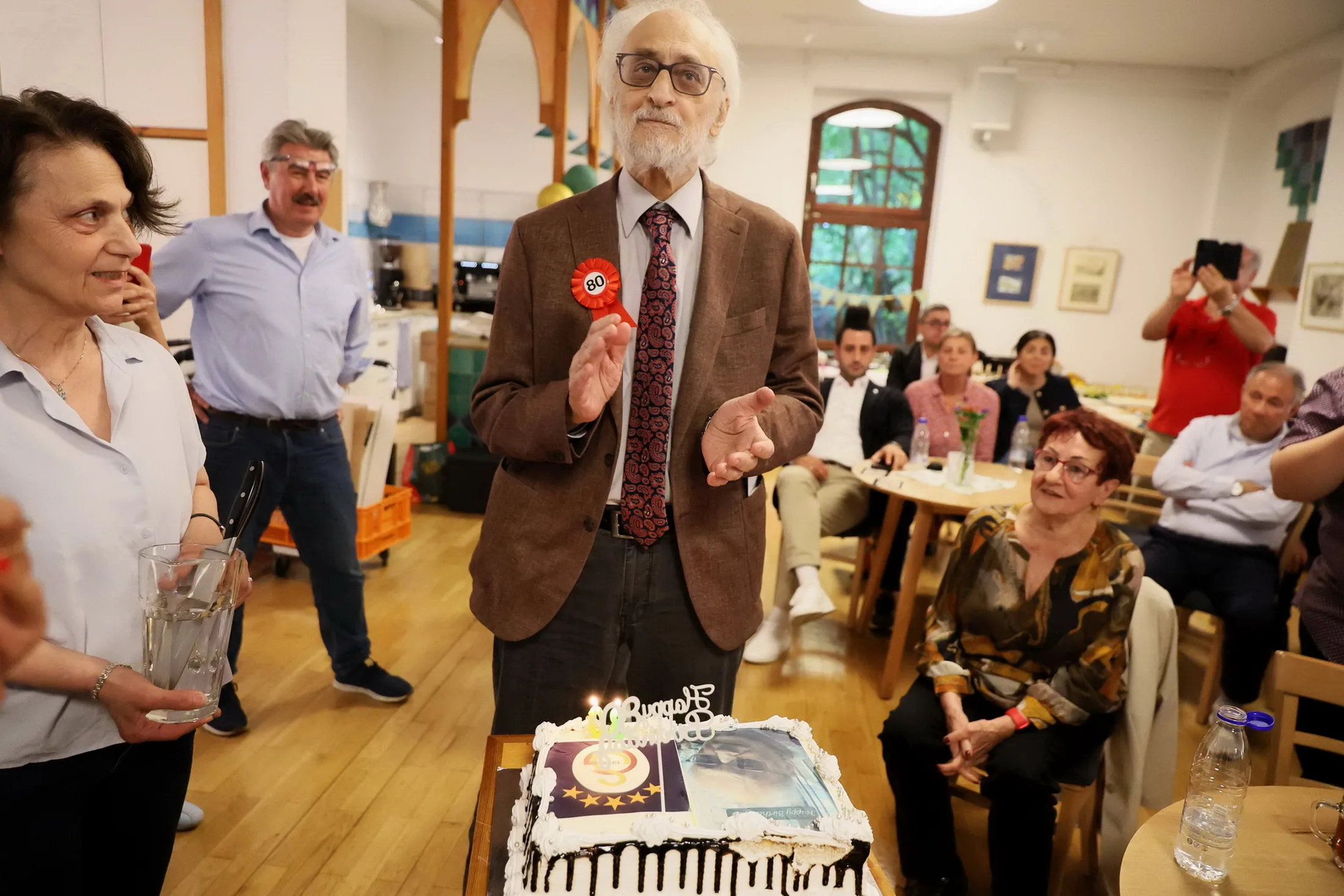 Berlin’de Safter Çınar’a Duygu Dolu 80. Yaş Günü Sürprizi