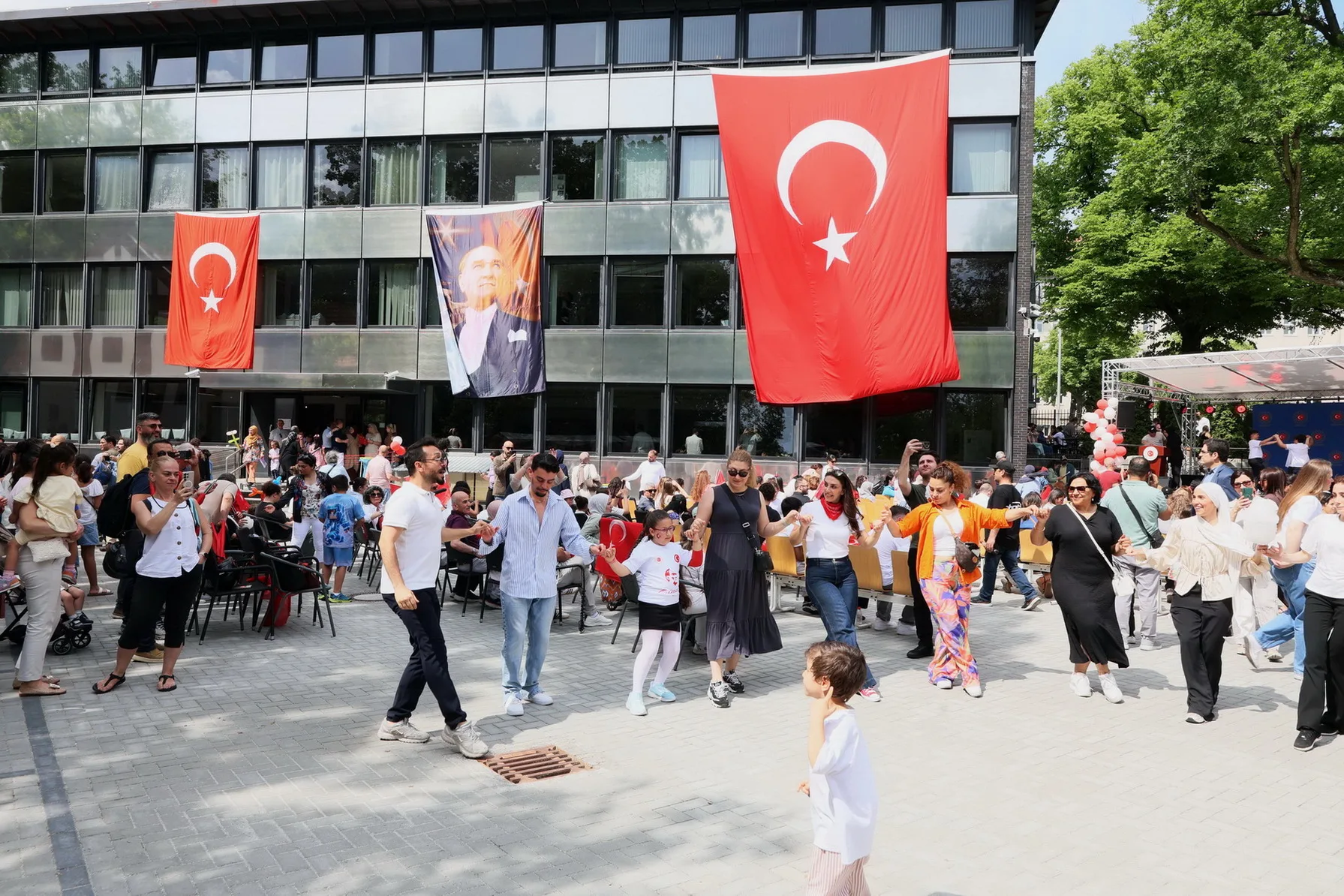 Berlin Başkonsolosluğu’nda 23 Nisan ve 19 Mayıs Coşkusu