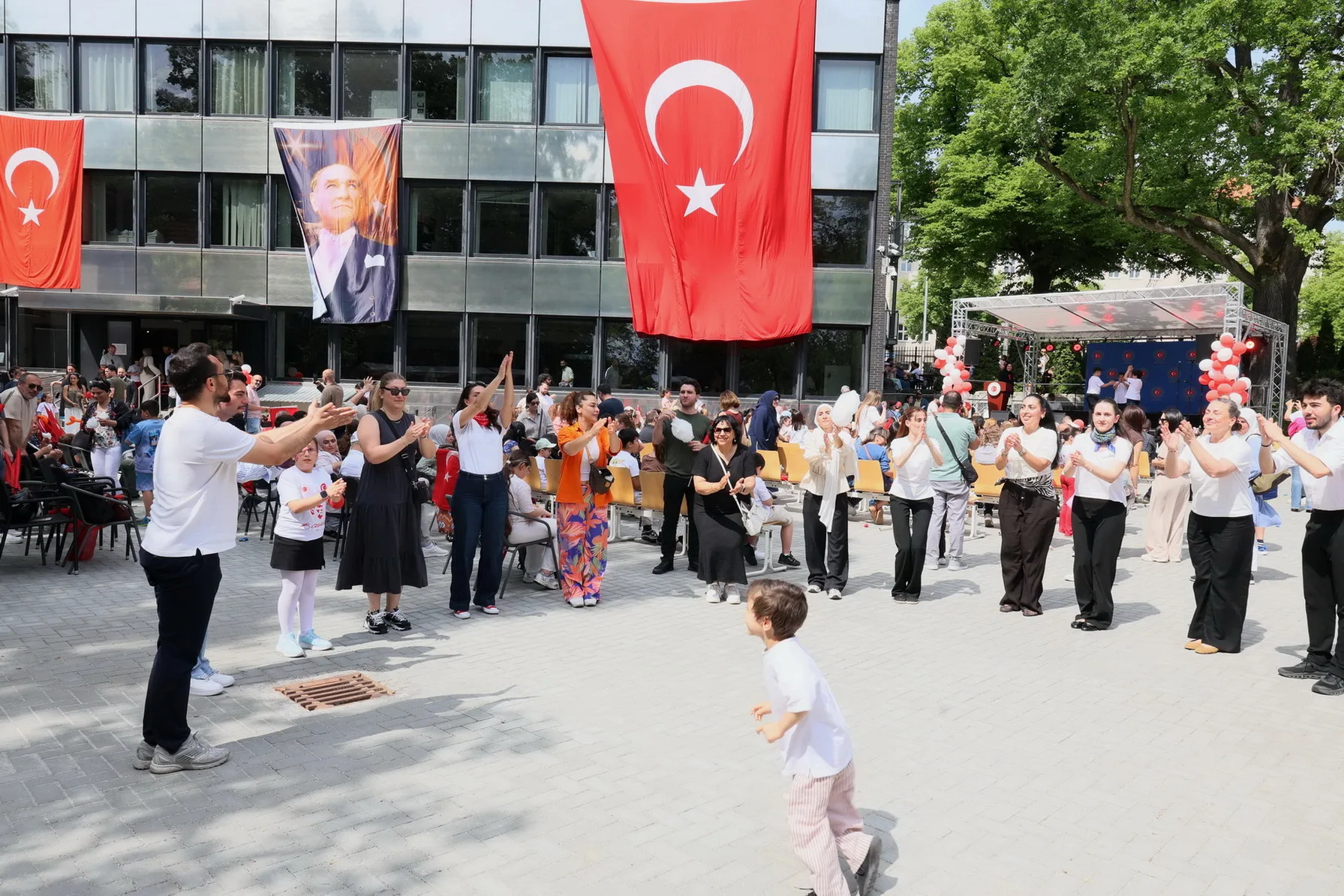 Berlin Başkonsolosluğu’nda 23 Nisan ve 19 Mayıs Coşkusu