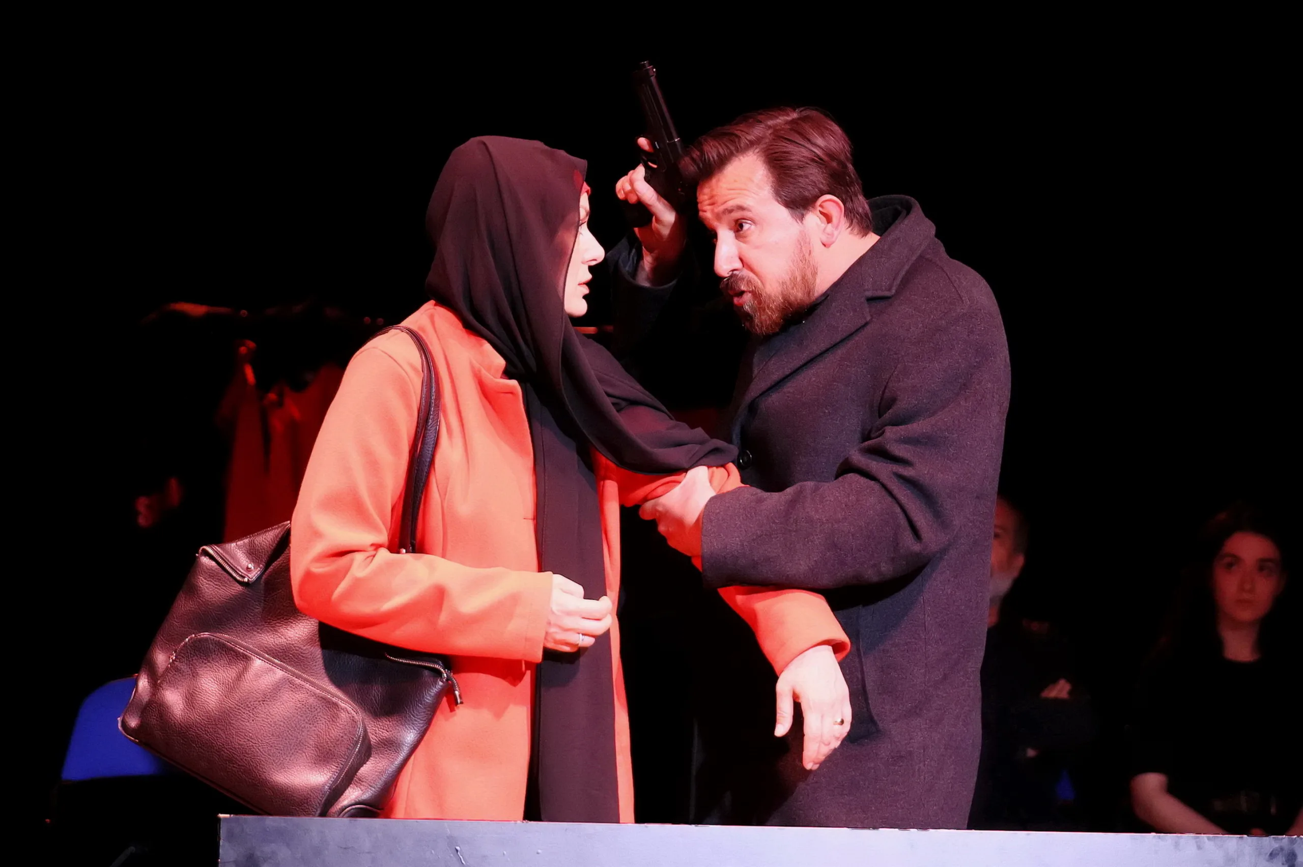 Berlin’de “Can Pazarı” Prömiyeri: Şiddetin Kanıksanan Yüzü Seyirciyle Hesaplaştı