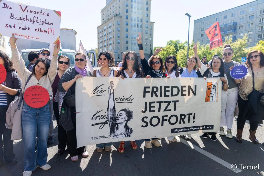 Berlin’de 1 Mayıs Coşkusu: Binlerce Kişi Emek, Dayanışma ve Adalet İçin Yürüdü