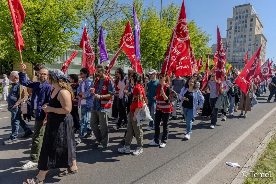Berlin’de 1 Mayıs Coşkusu: Binlerce Kişi Emek, Dayanışma ve Adalet İçin Yürüdü
