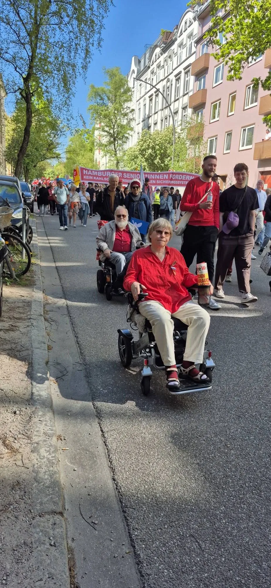 Hamburg’da 1 Mayıs Coşkusu: Binlerce Kişi Emek, Dayanışma ve Özgürlük İçin Yürüdü