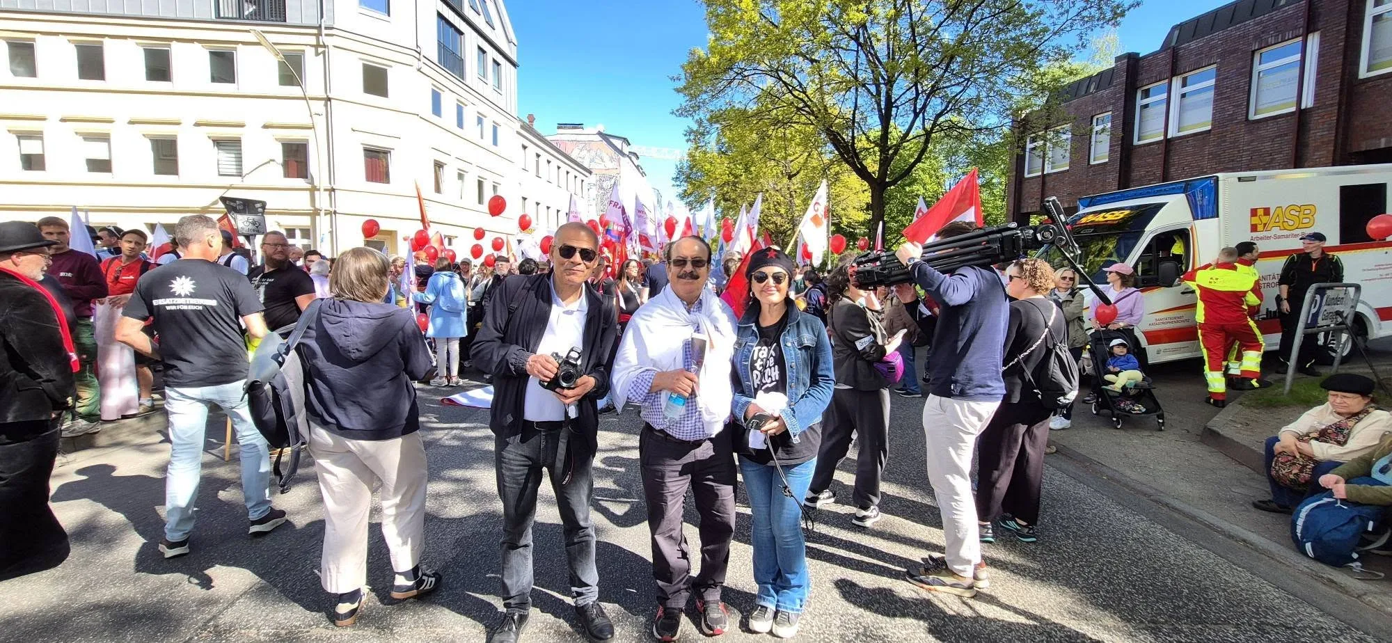 Hamburg’da 1 Mayıs Coşkusu: Binlerce Kişi Emek, Dayanışma ve Özgürlük İçin Yürüdü