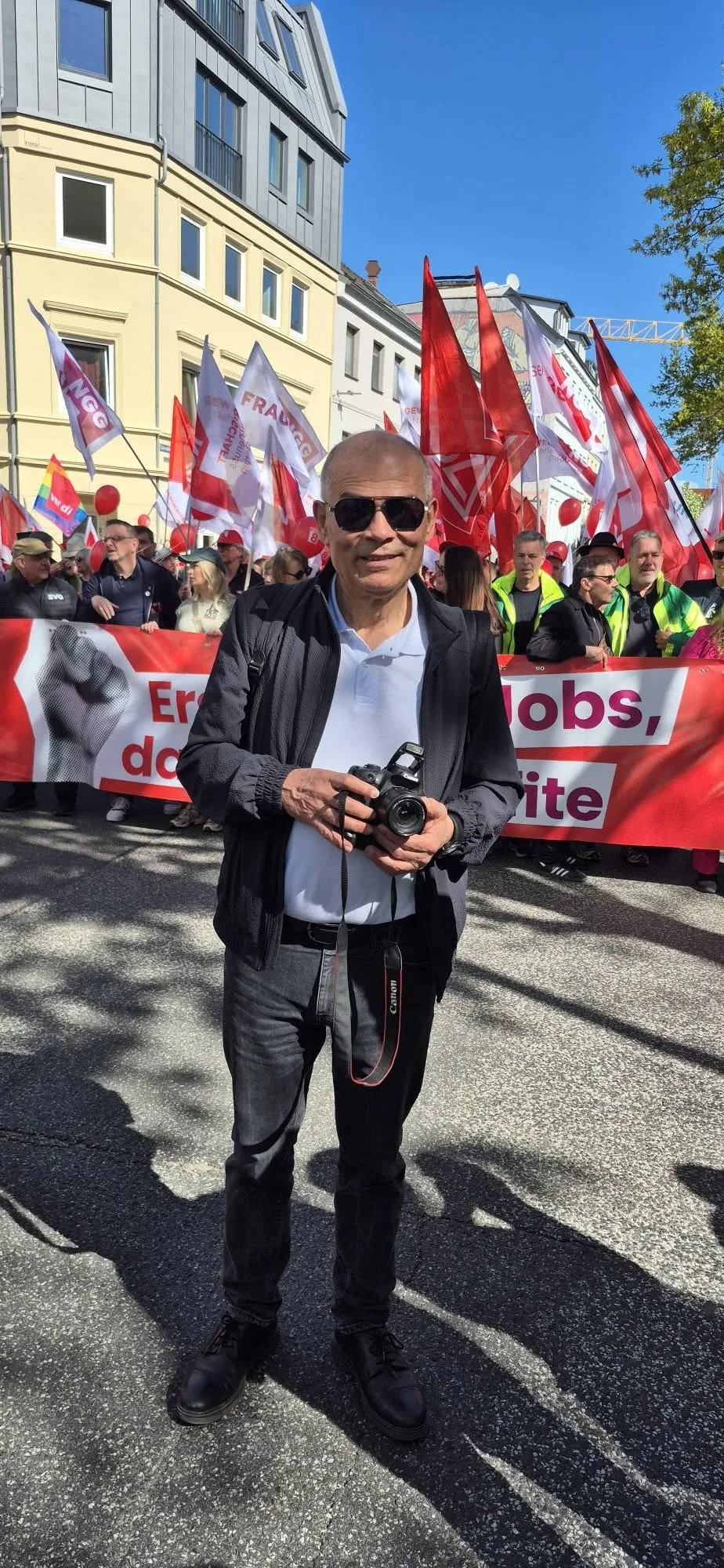 Hamburg’da 1 Mayıs Coşkusu: Binlerce Kişi Emek, Dayanışma ve Özgürlük İçin Yürüdü