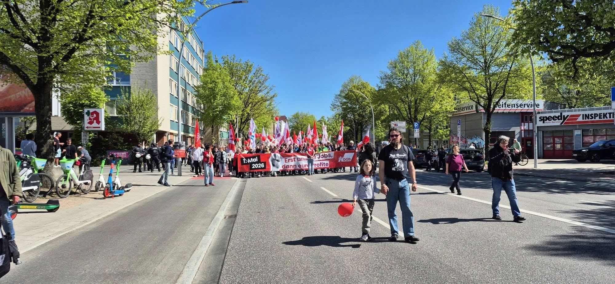 Hamburg’da 1 Mayıs Coşkusu: Binlerce Kişi Emek, Dayanışma ve Özgürlük İçin Yürüdü