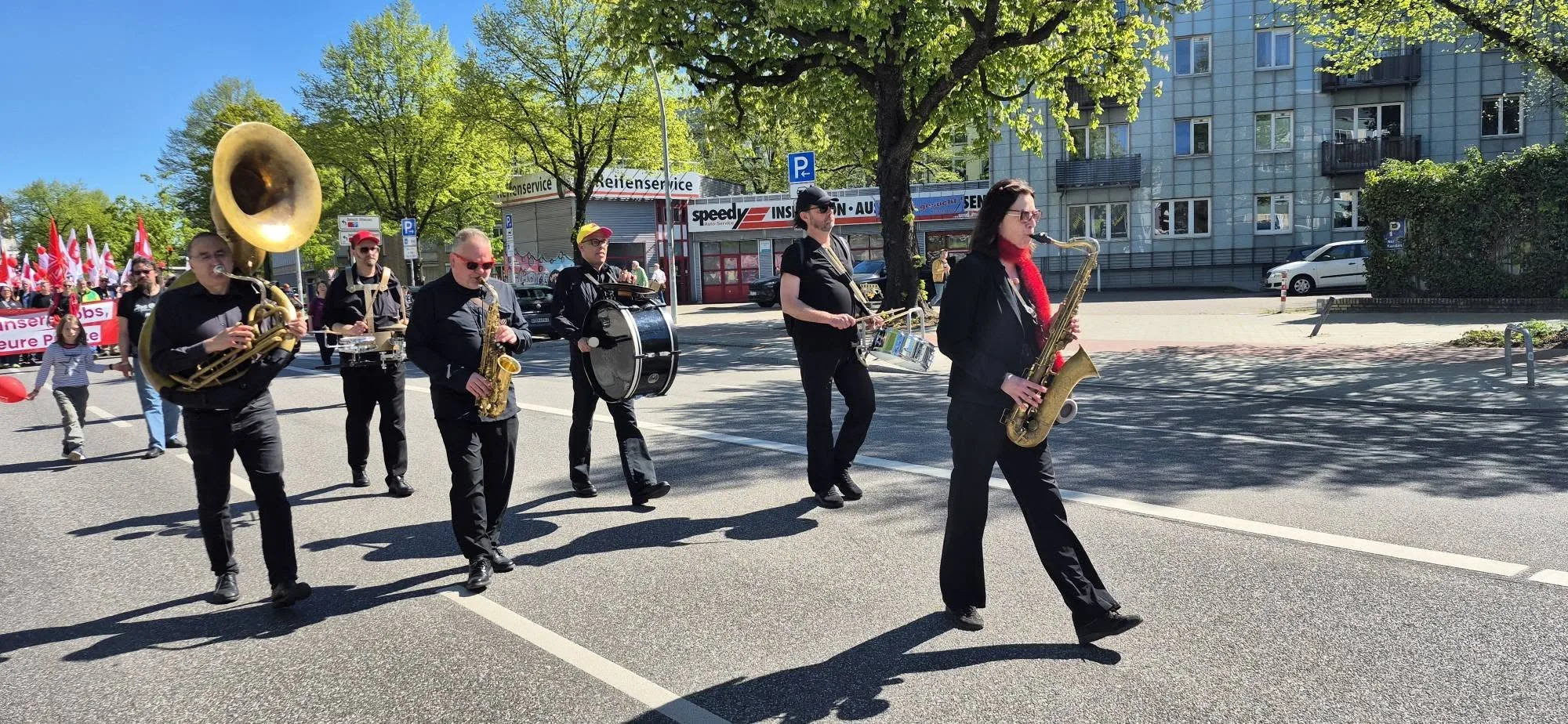 Hamburg’da 1 Mayıs Coşkusu: Binlerce Kişi Emek, Dayanışma ve Özgürlük İçin Yürüdü