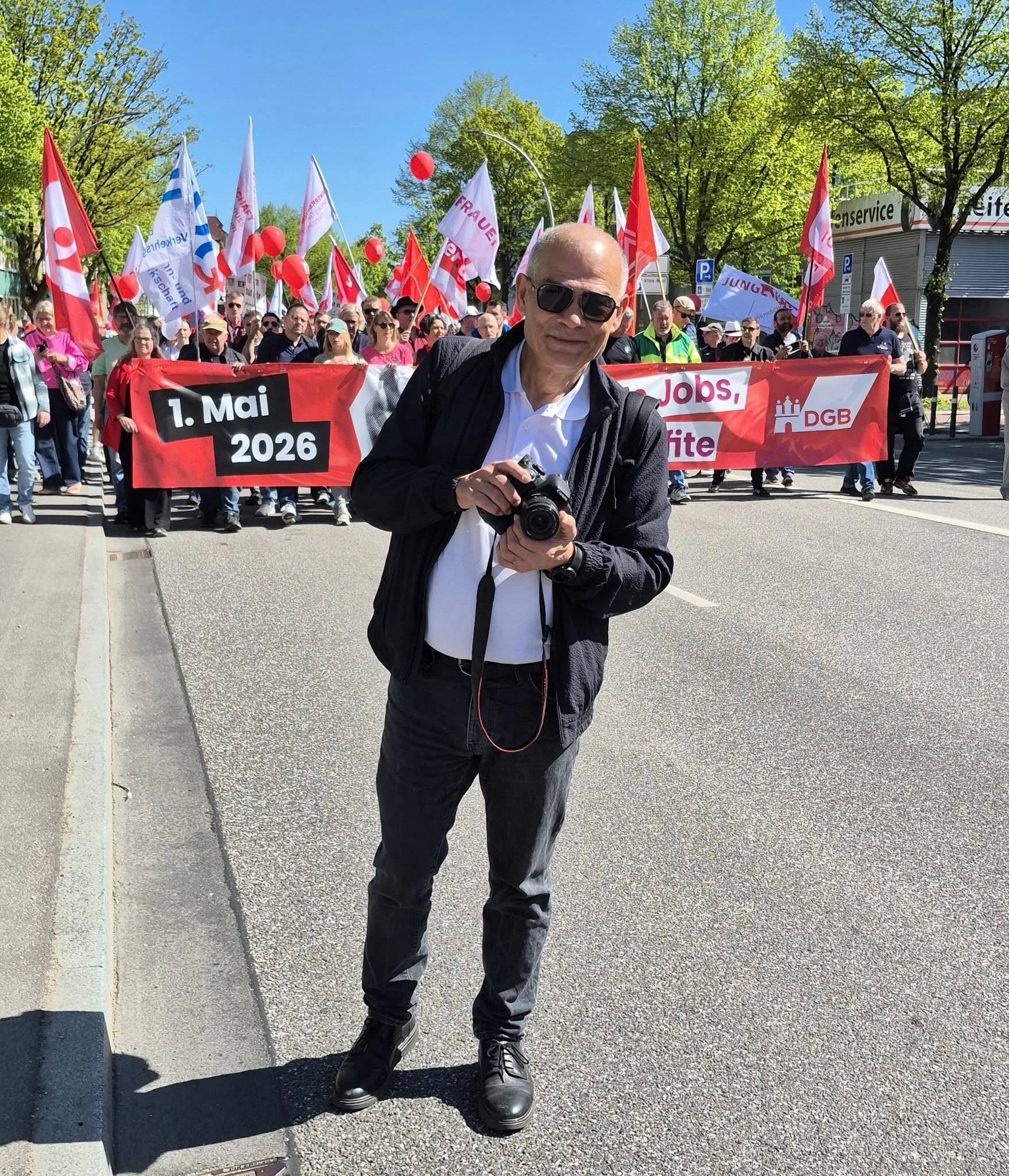 Hamburg’da 1 Mayıs Coşkusu: Binlerce Kişi Emek, Dayanışma ve Özgürlük İçin Yürüdü