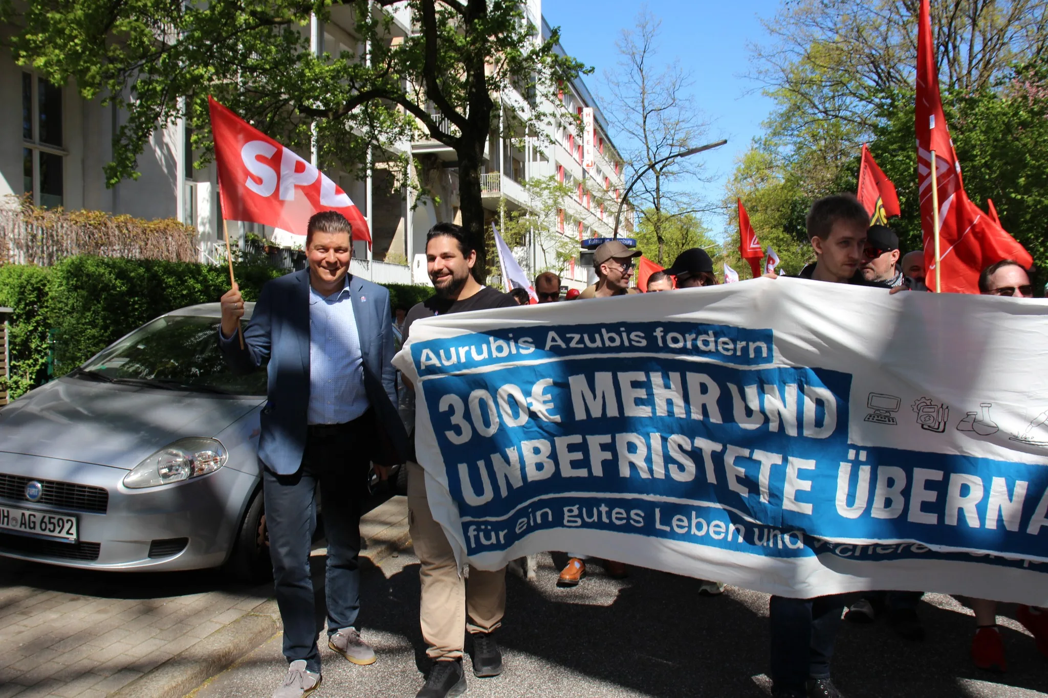 Hamburg’da 1 Mayıs Coşkusu: Binlerce Kişi Emek, Dayanışma ve Özgürlük İçin Yürüdü