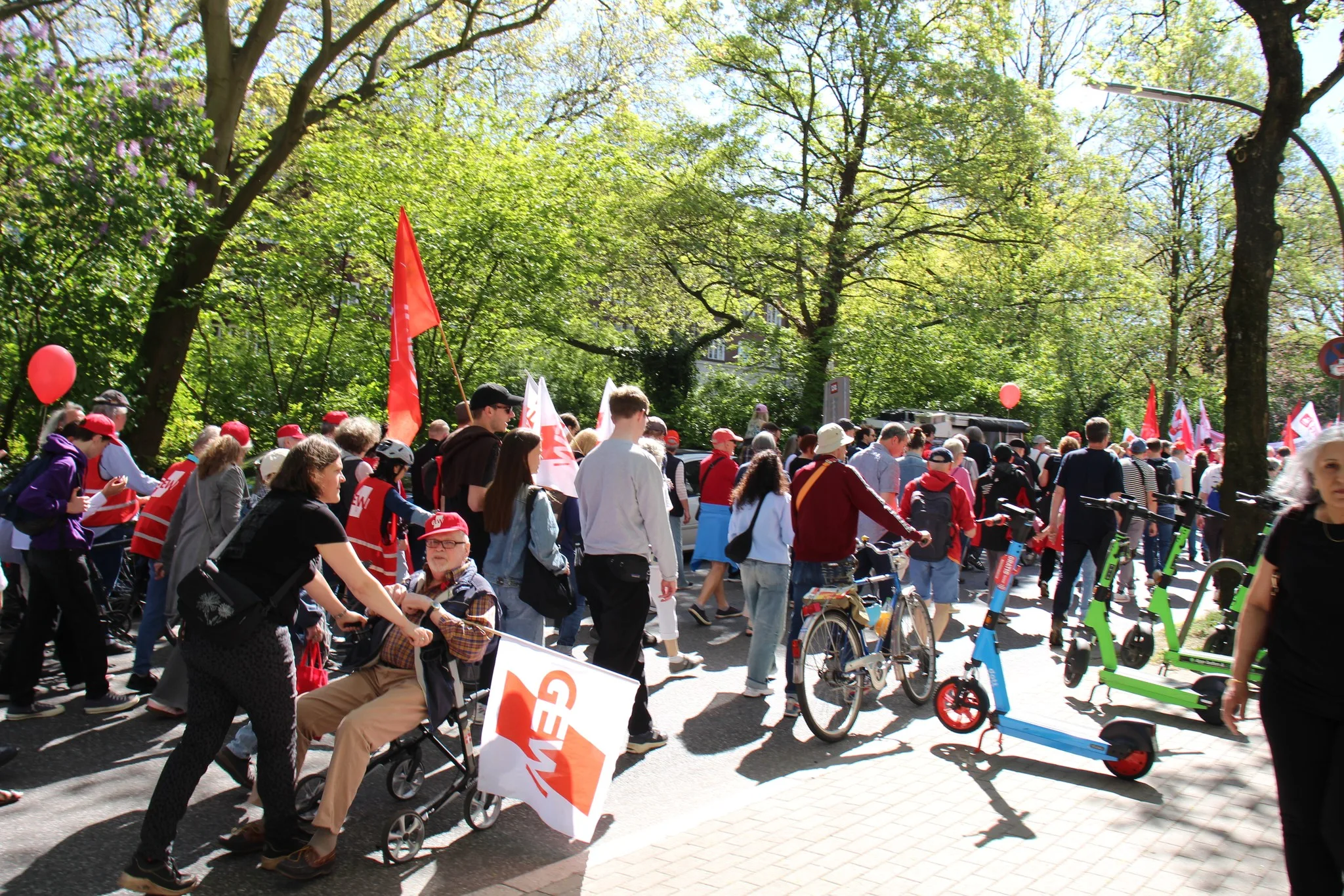Hamburg’da 1 Mayıs Coşkusu: Binlerce Kişi Emek, Dayanışma ve Özgürlük İçin Yürüdü