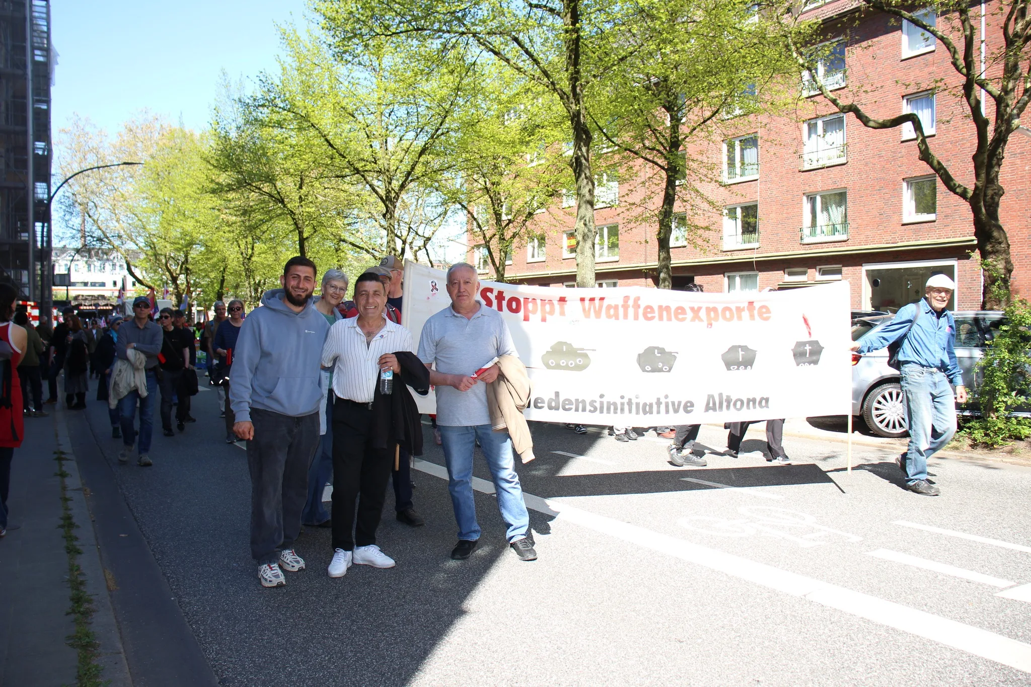 Hamburg’da 1 Mayıs Coşkusu: Binlerce Kişi Emek, Dayanışma ve Özgürlük İçin Yürüdü