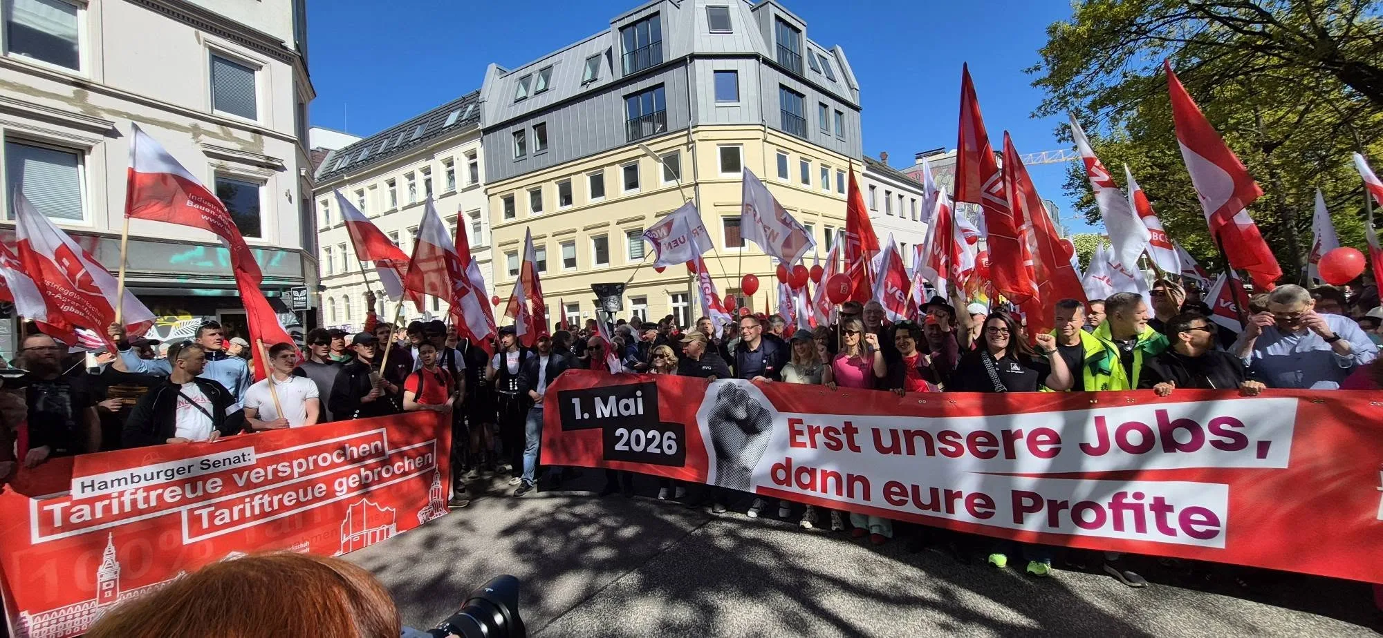 Hamburg’da 1 Mayıs Coşkusu: Binlerce Kişi Emek, Dayanışma ve Özgürlük İçin Yürüdü