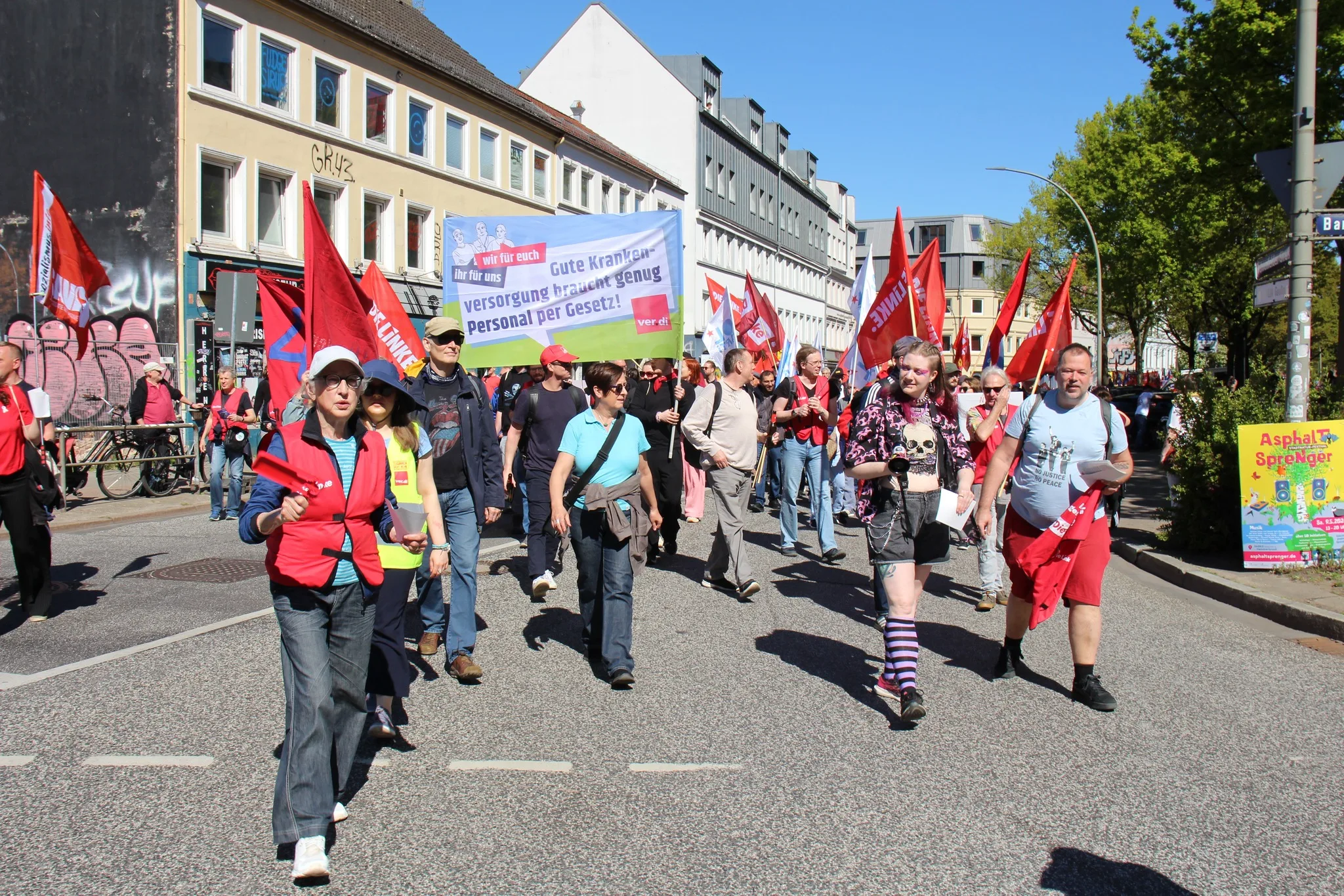 Hamburg’da 1 Mayıs Coşkusu: Binlerce Kişi Emek, Dayanışma ve Özgürlük İçin Yürüdü